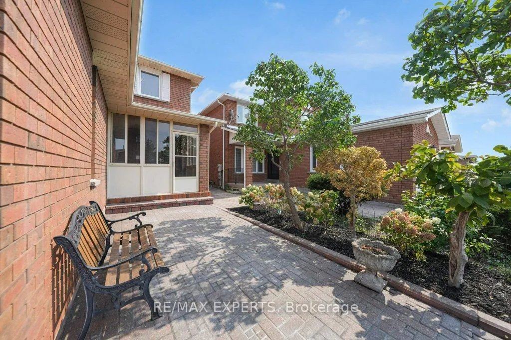 Photo 3 of 31 Waterfall Road, Vaughan, East Woodbridge — HOMEH