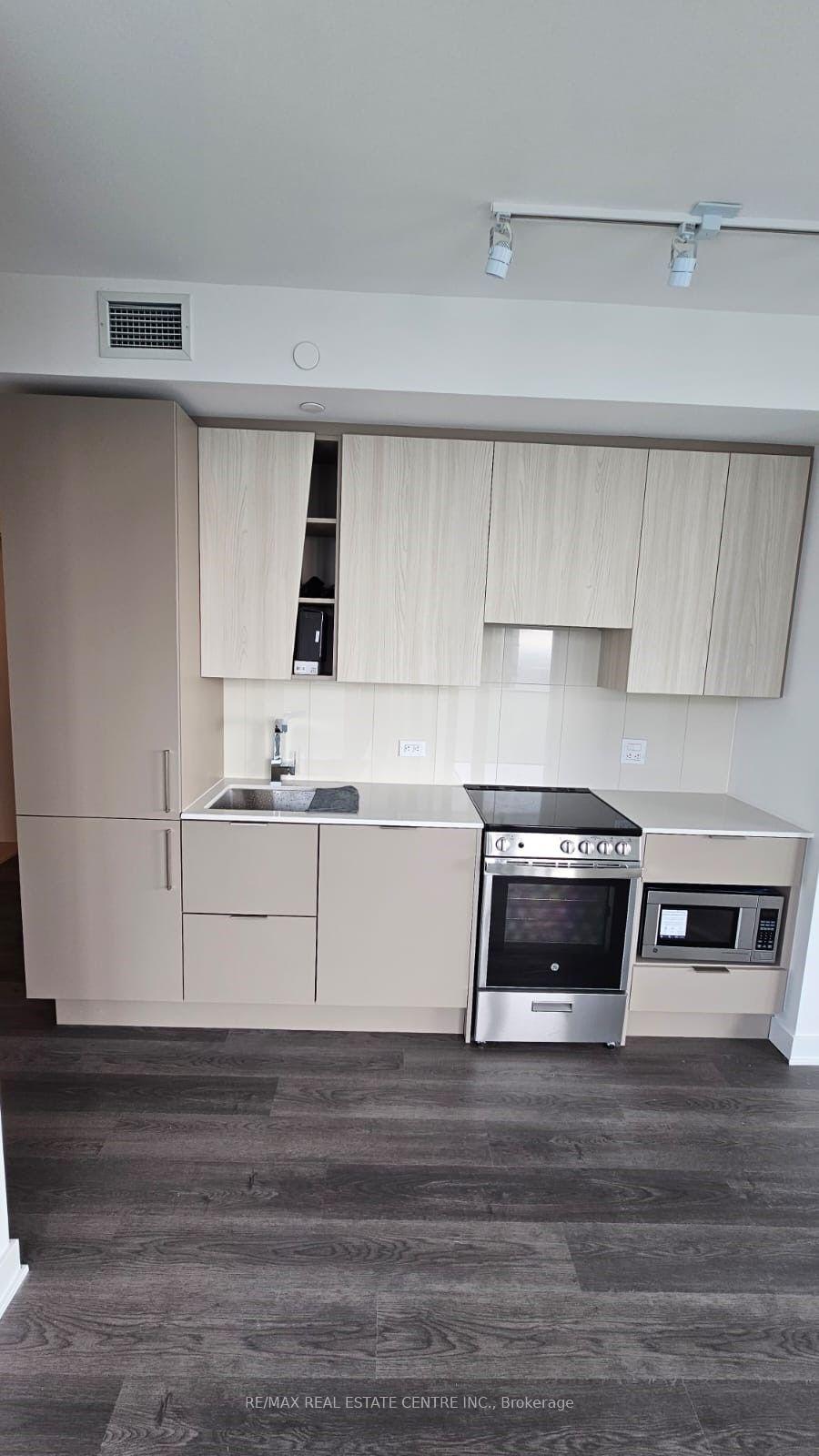 Photo 8 of Unit 4709, 3900 Confederation Parkway, Mississauga, City Centre — HOMEH