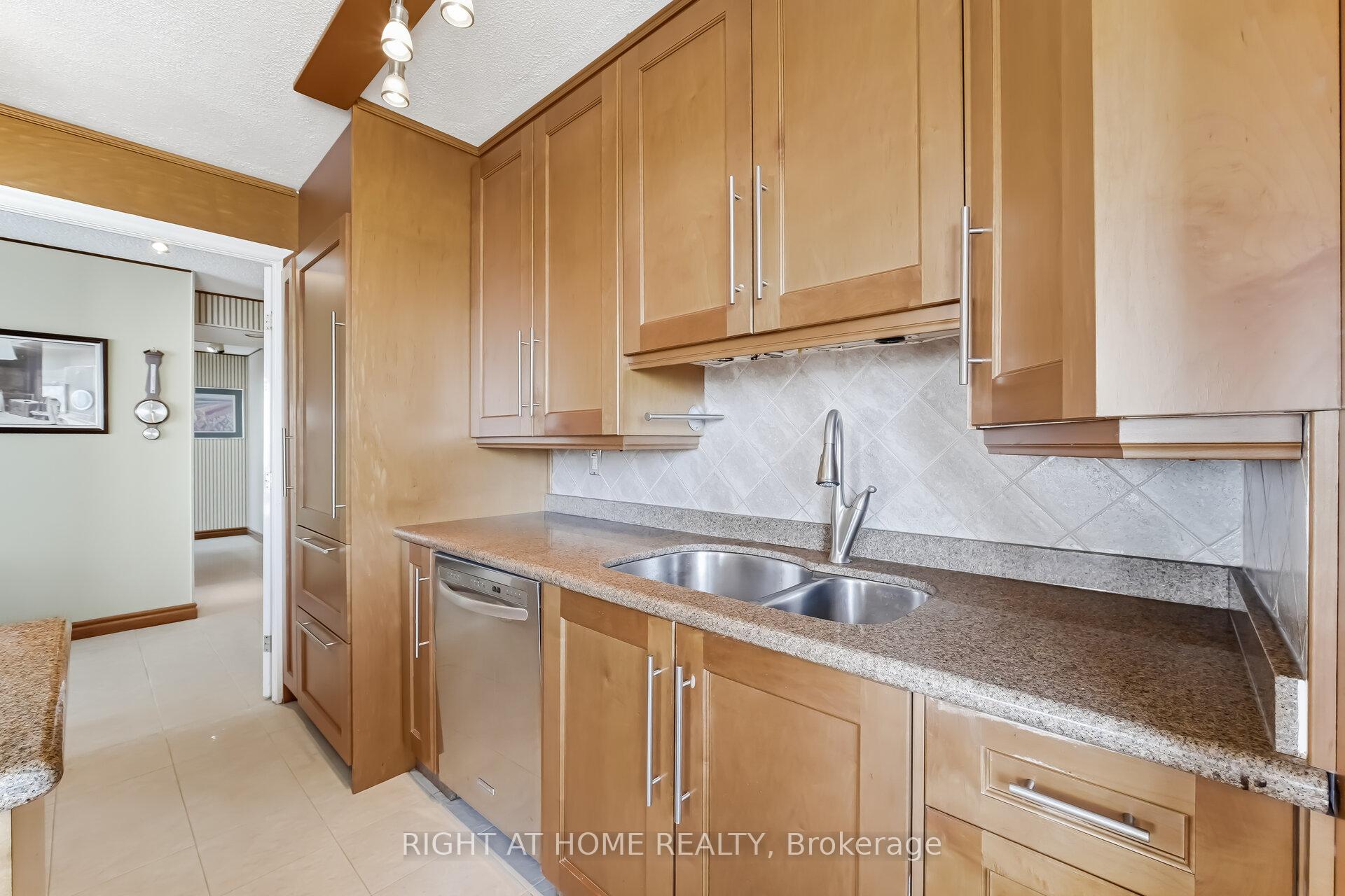 Photo 17 of Unit 711, 120 Promenade Circle, Vaughan, Brownridge — HOMEH