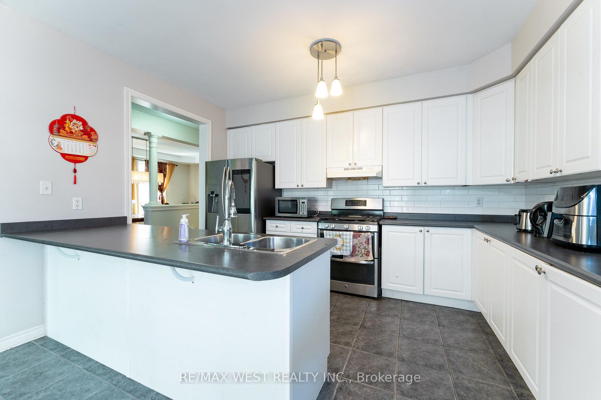 Photo 15 of 160 Millburn Drive, Clarington, Bowmanville — HOMEH