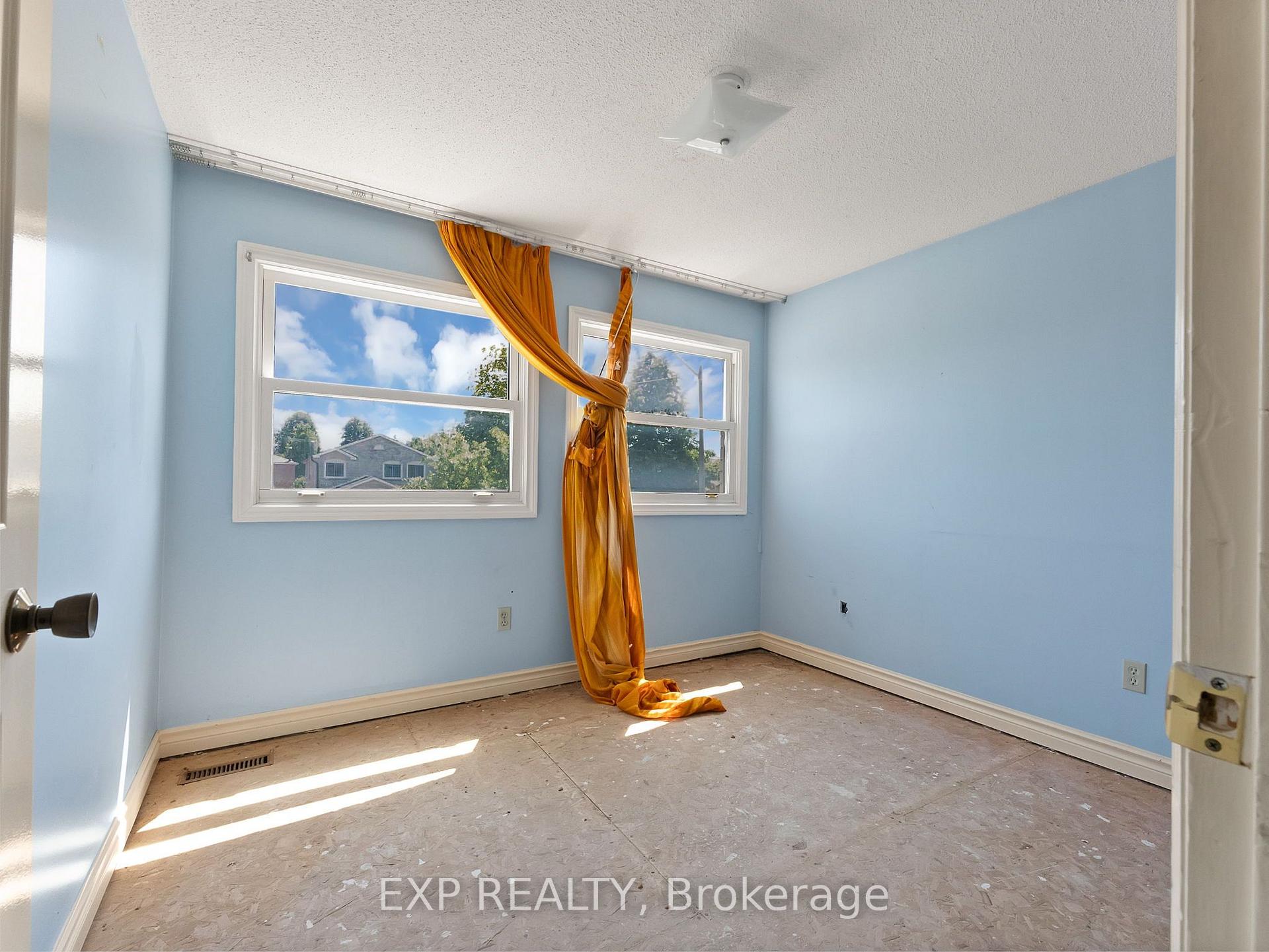 Photo 9 of 103 Chloe Crescent, Markham, Middlefield — HOMEH
