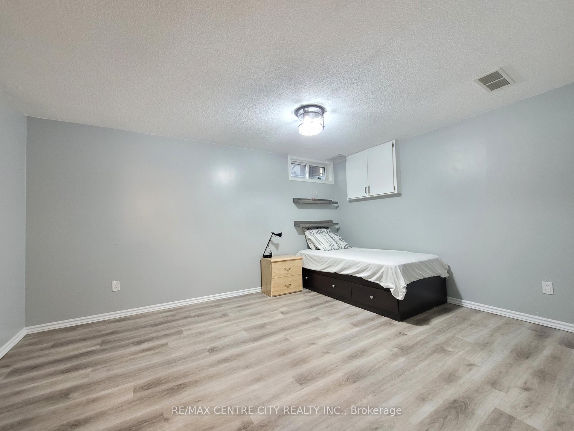Photo 16 of 1247 Huron Street, London, East C — HOMEH
