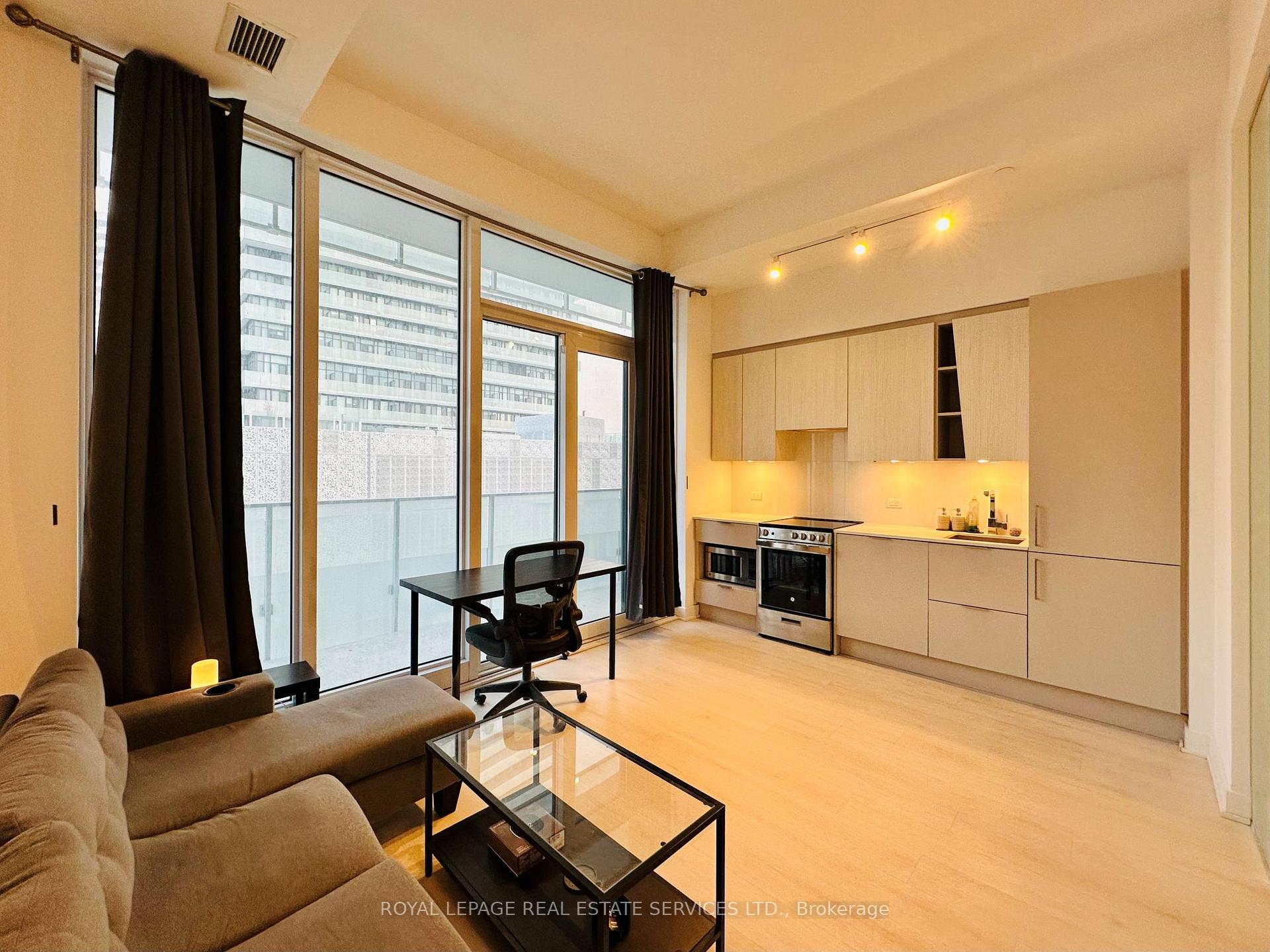 Photo 6 of Unit 323, 3900 Confederation Parkway, Mississauga, City Centre — HOMEH