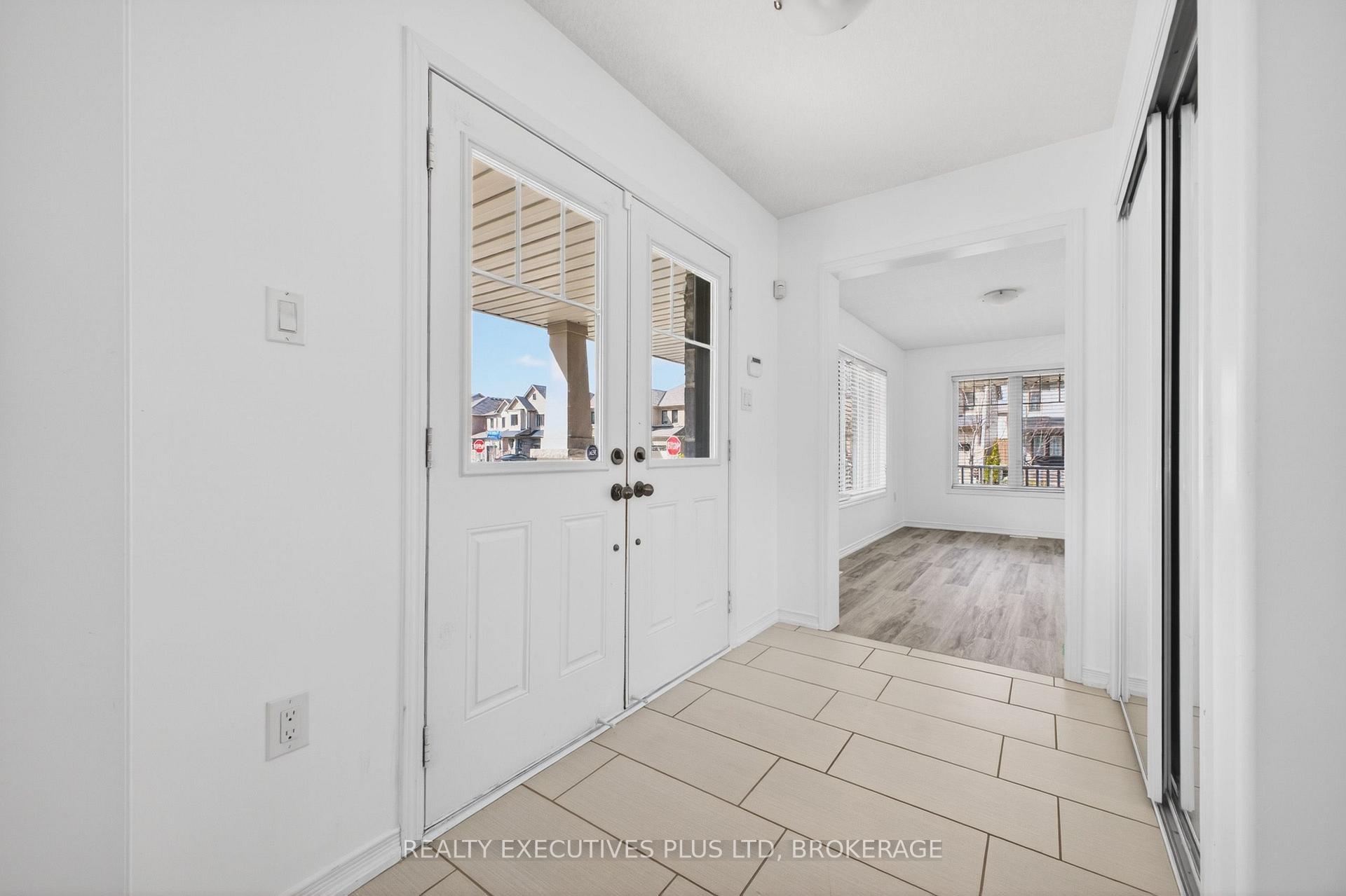 Photo 7 of 7829 Buckeye Crescent, Niagara Falls, Brown — HOMEH