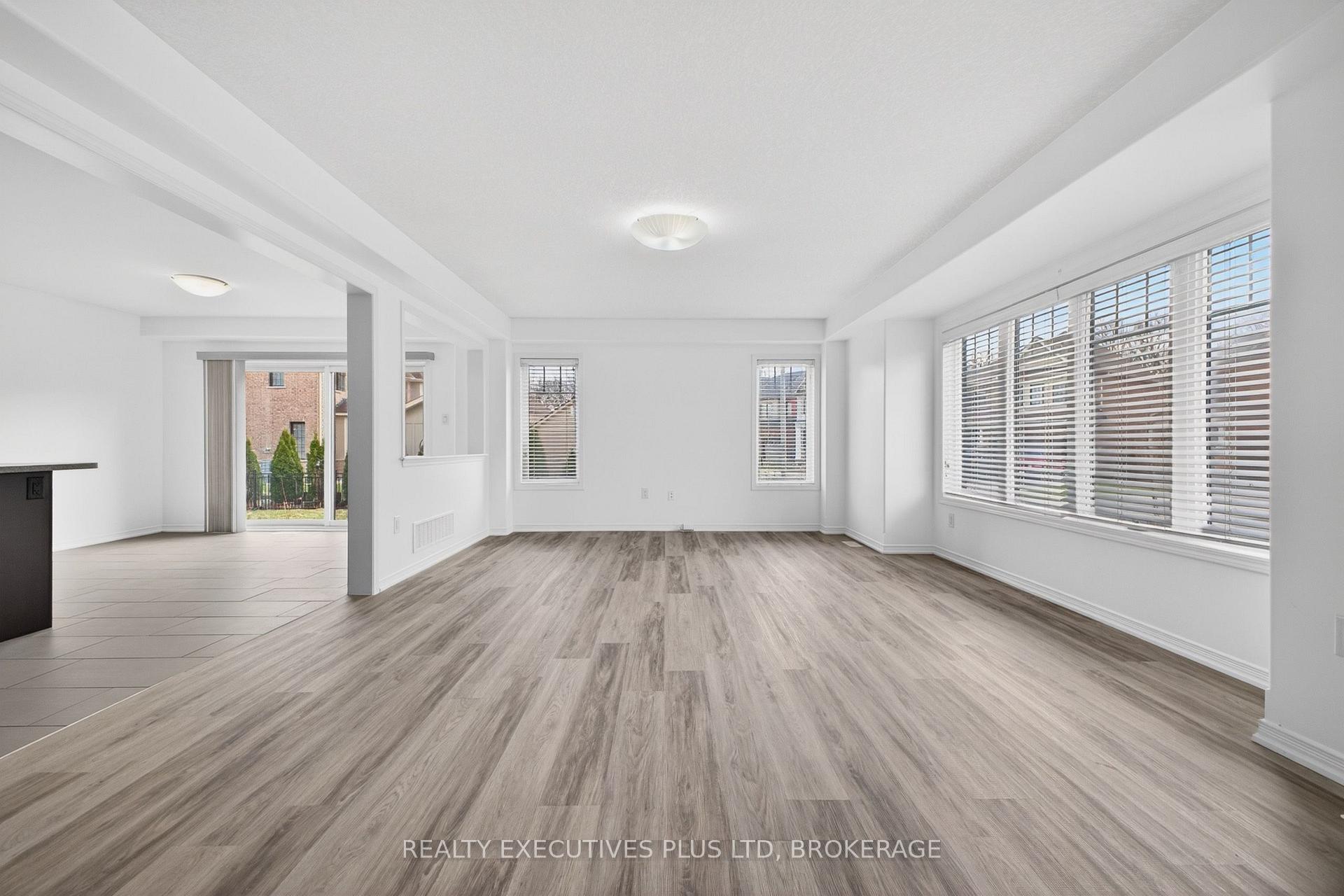 Photo 13 of 7829 Buckeye Crescent, Niagara Falls, Brown — HOMEH