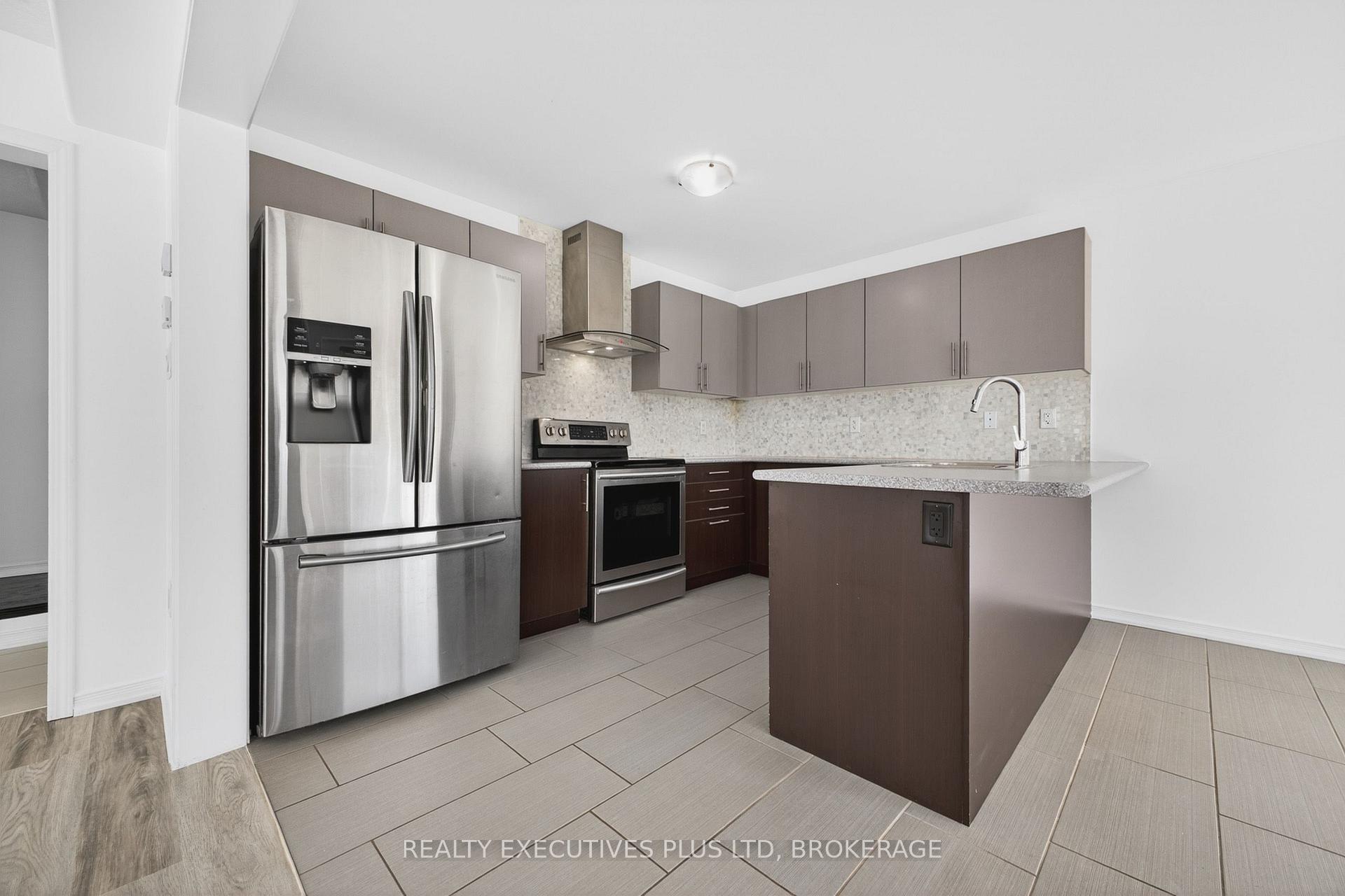 Photo 19 of 7829 Buckeye Crescent, Niagara Falls, Brown — HOMEH