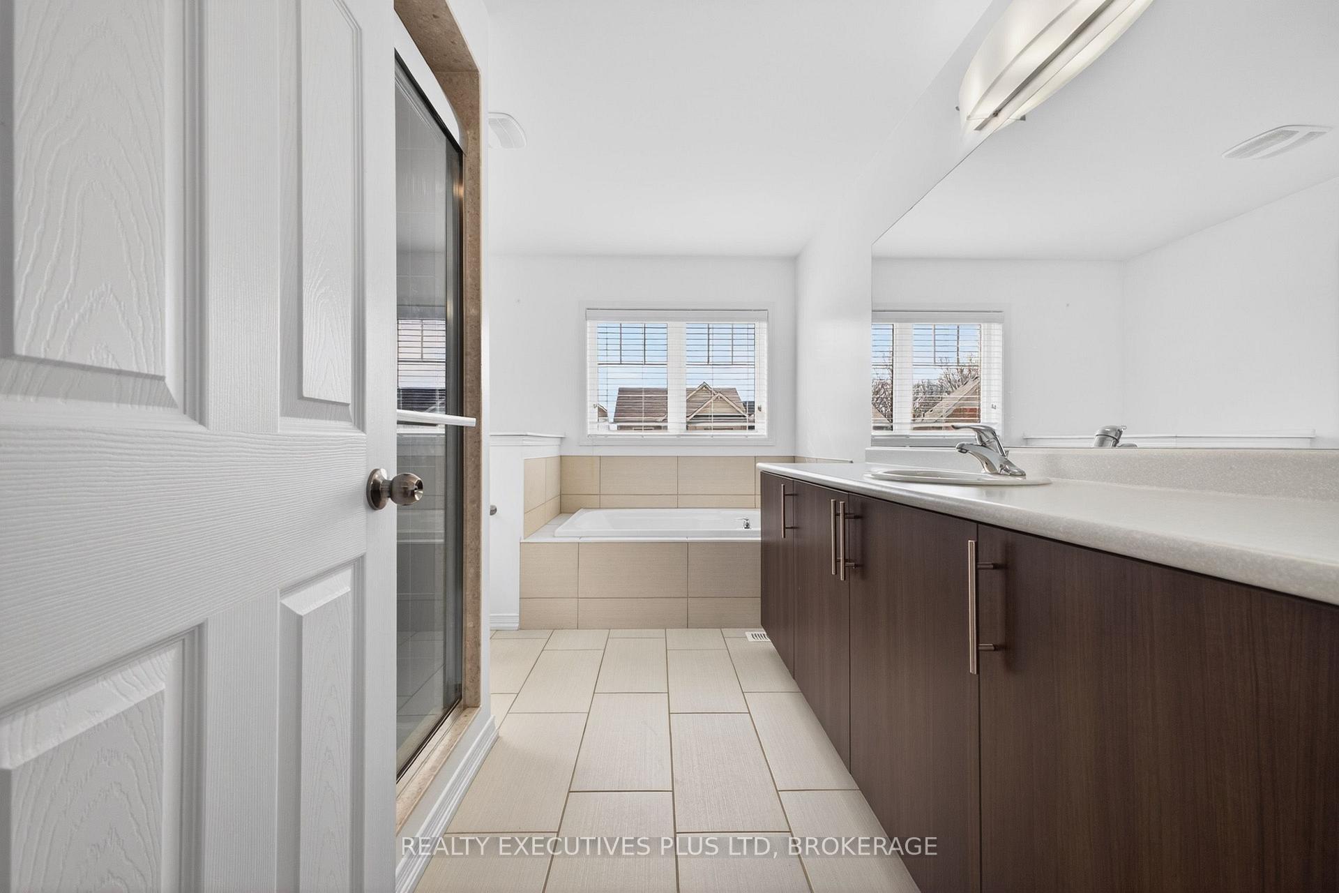 Photo 27 of 7829 Buckeye Crescent, Niagara Falls, Brown — HOMEH