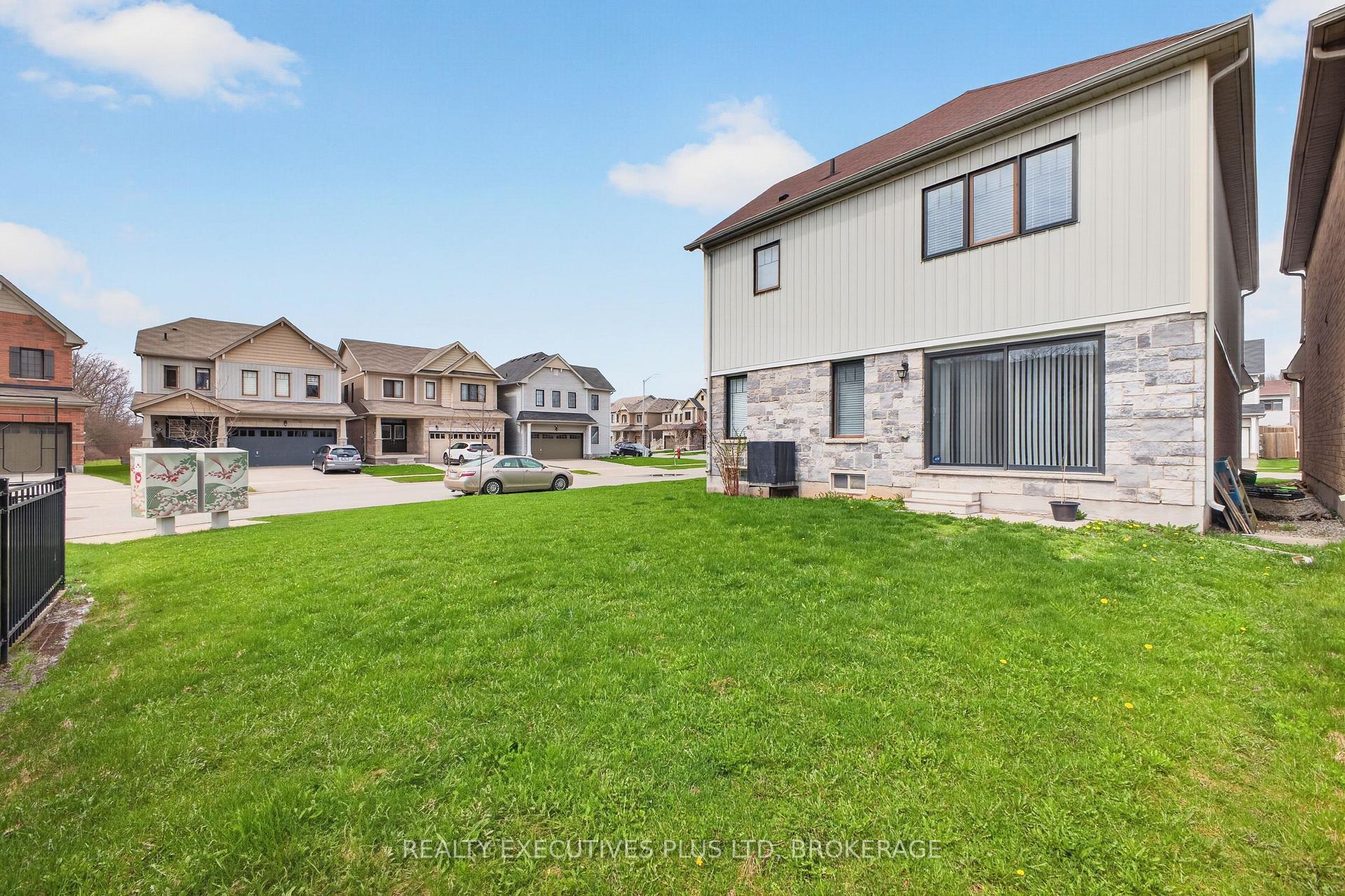 Photo 47 of 7829 Buckeye Crescent, Niagara Falls, Brown — HOMEH