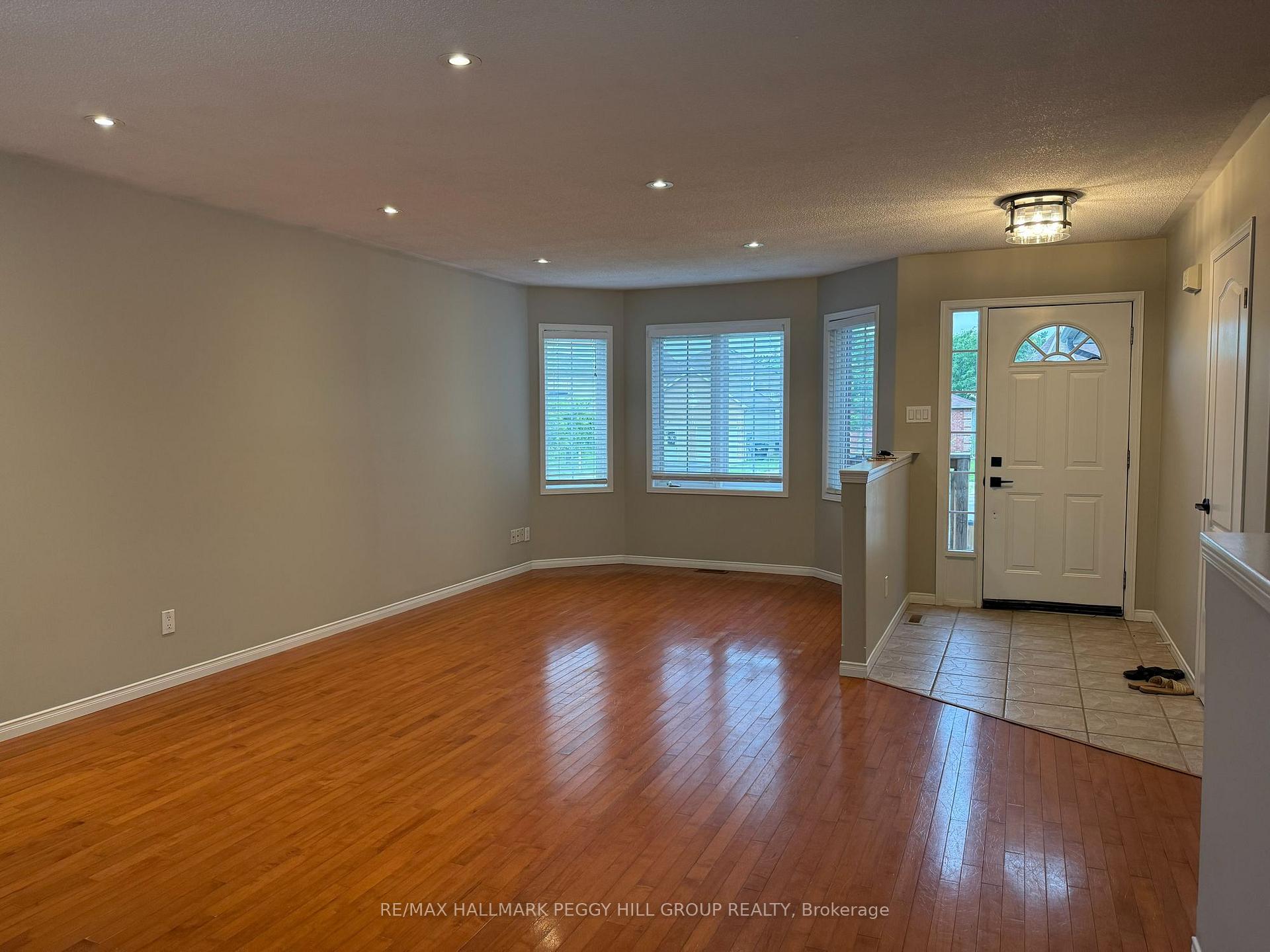 Photo 3 of Unit Main, 171 Hanmer Street E, Barrie, East Bayfield — HOMEH