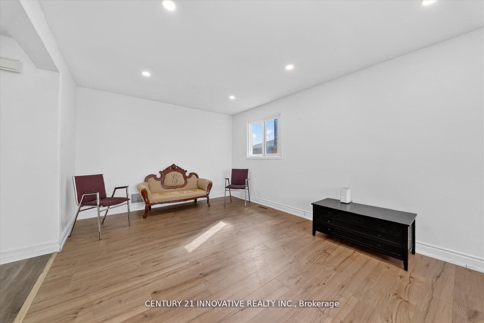 Photo 12 of 23 Northgate Boulevard, Brampton, Westgate — HOMEH