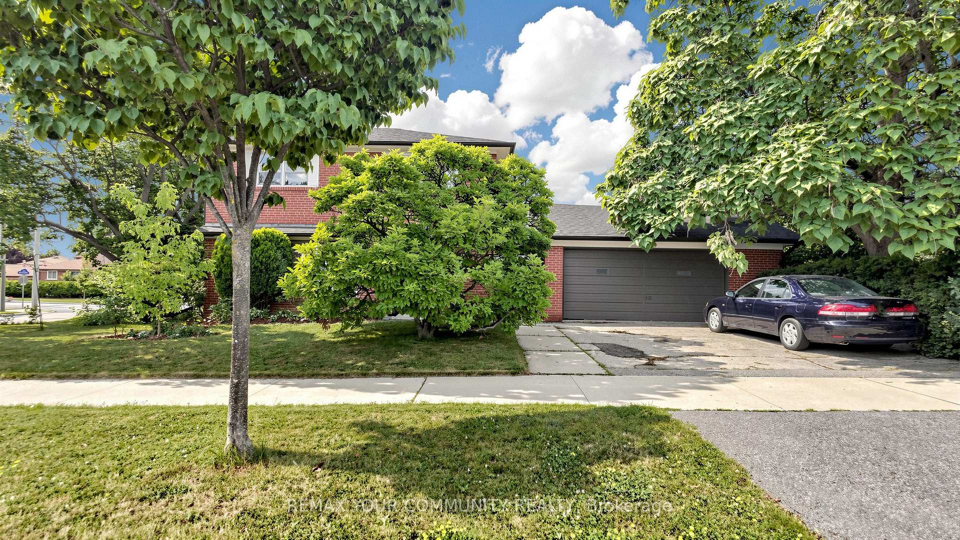 Photo 3 of 61 Norfield Crescent, Etobicoke, Elms-Old Rexdale — HOMEH