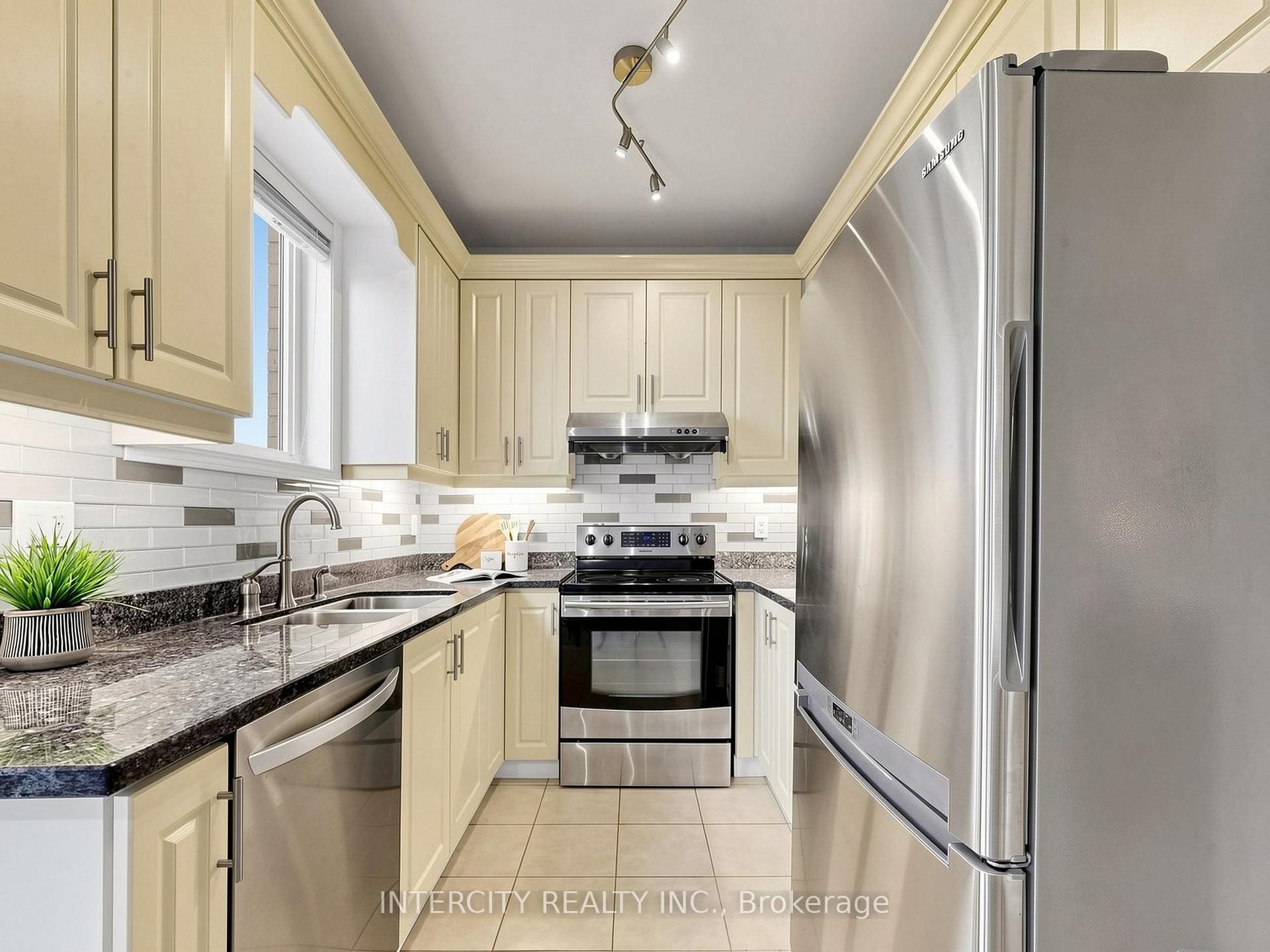 Photo 18 of 11 Charles Sturdy Road, Markham, Berczy — HOMEH