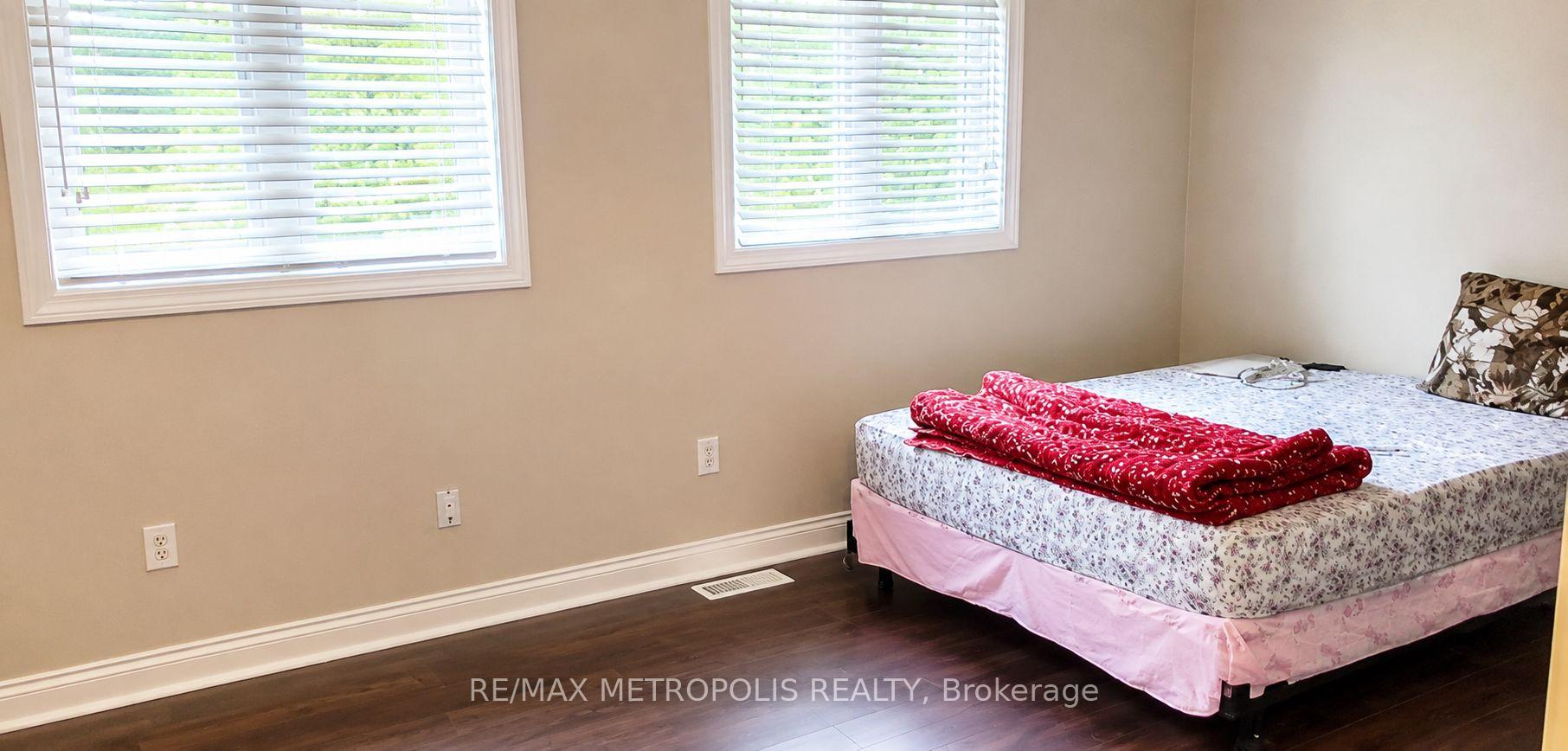 Photo 5 of 31 Goldenlight Circle, Brampton, Brampton West — HOMEH