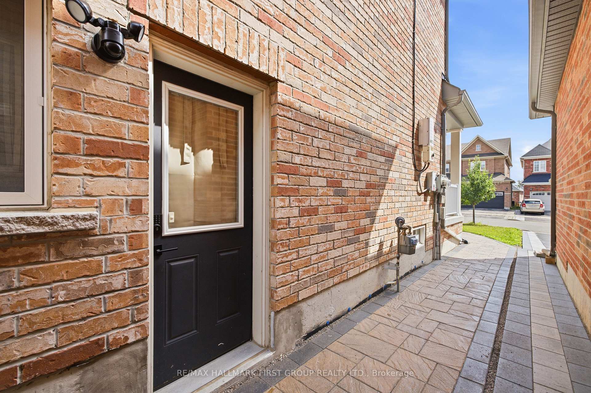 Photo 2 of 527 Halo Street, Oshawa, Windfields — HOMEH