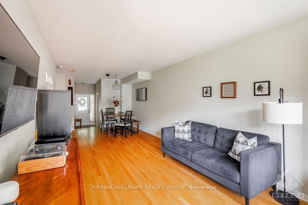 Photo 8 of 13 Upney Drive, Ottawa, Barrhaven - Longfields — HOMEH
