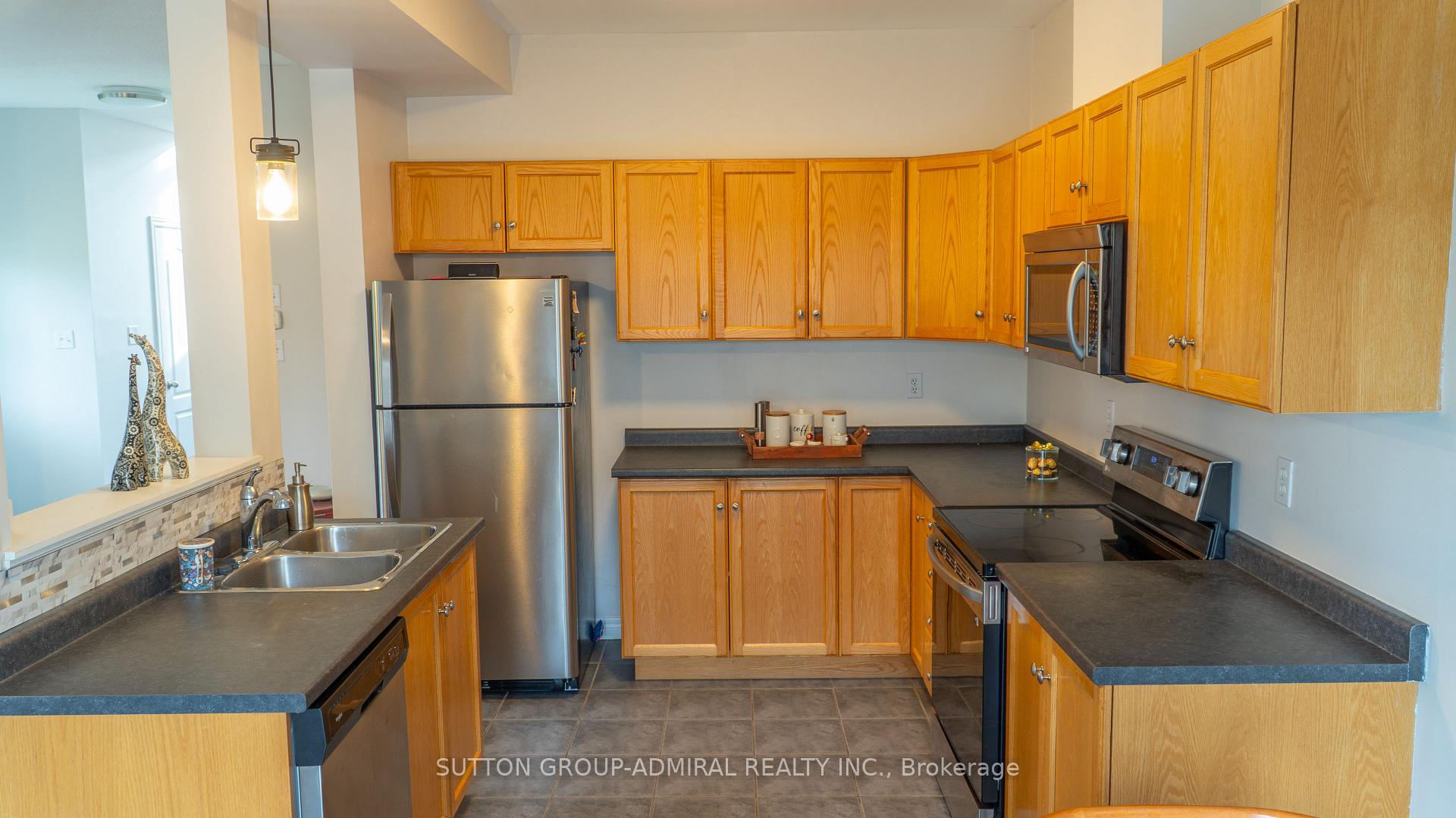 Photo 4 of Unit 40, 232 Stonehenge Drive, Hamilton, Meadowlands — HOMEH