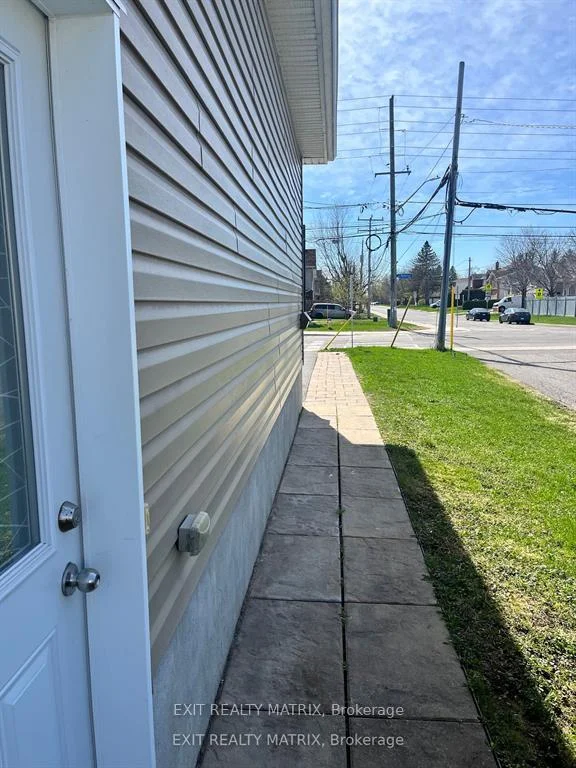 Photo 2 of Unit B, 1557 Belcourt Boulevard, Ottawa, Orleans/Sunridge — HOMEH