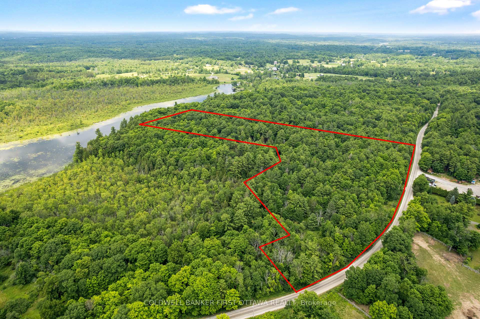 Photo 2 of 338 Ennis Road, Tay Valley, Bathurst/Burgess & Sherbrooke (Bathurst) Twp — HOMEH