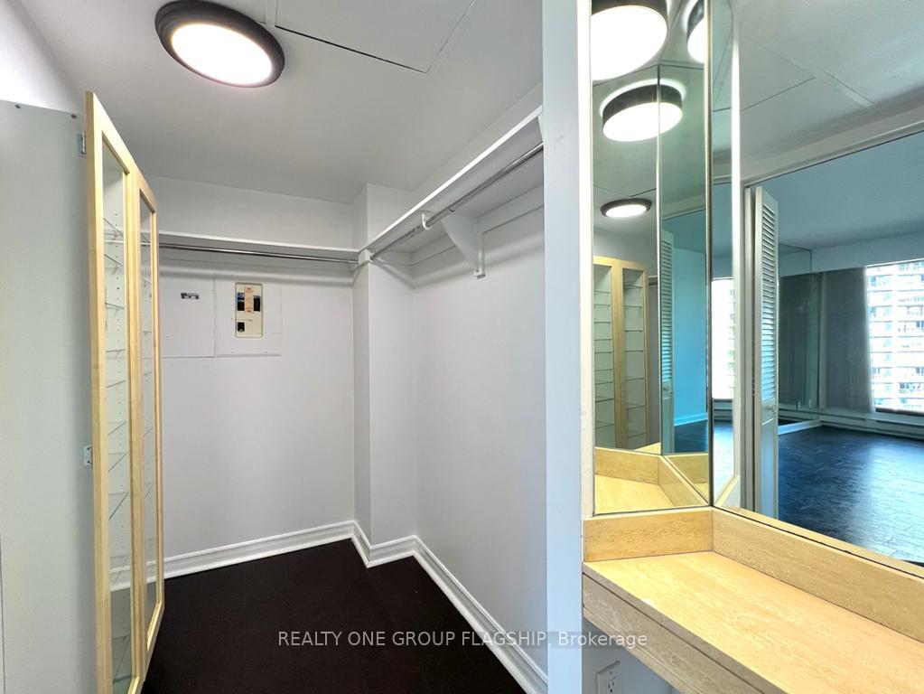 Photo 10 of Unit 2007, 65 harbour Square S, Toronto, Waterfront Communities — HOMEH
