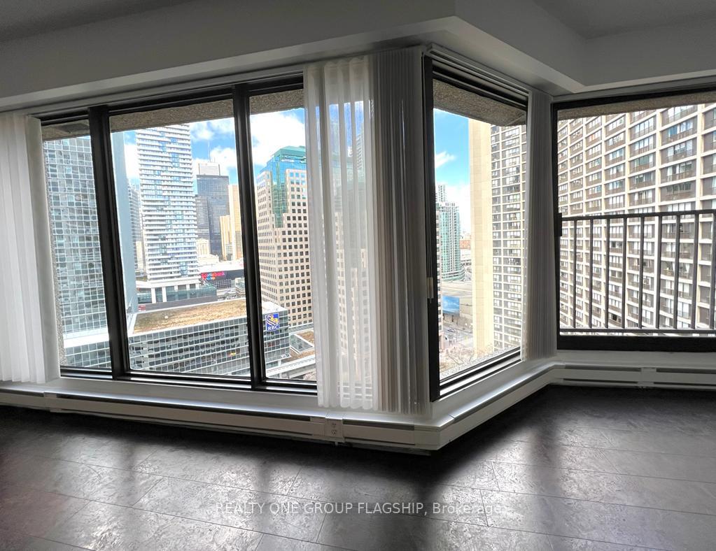 Photo 14 of Unit 2007, 65 harbour Square S, Toronto, Waterfront Communities — HOMEH