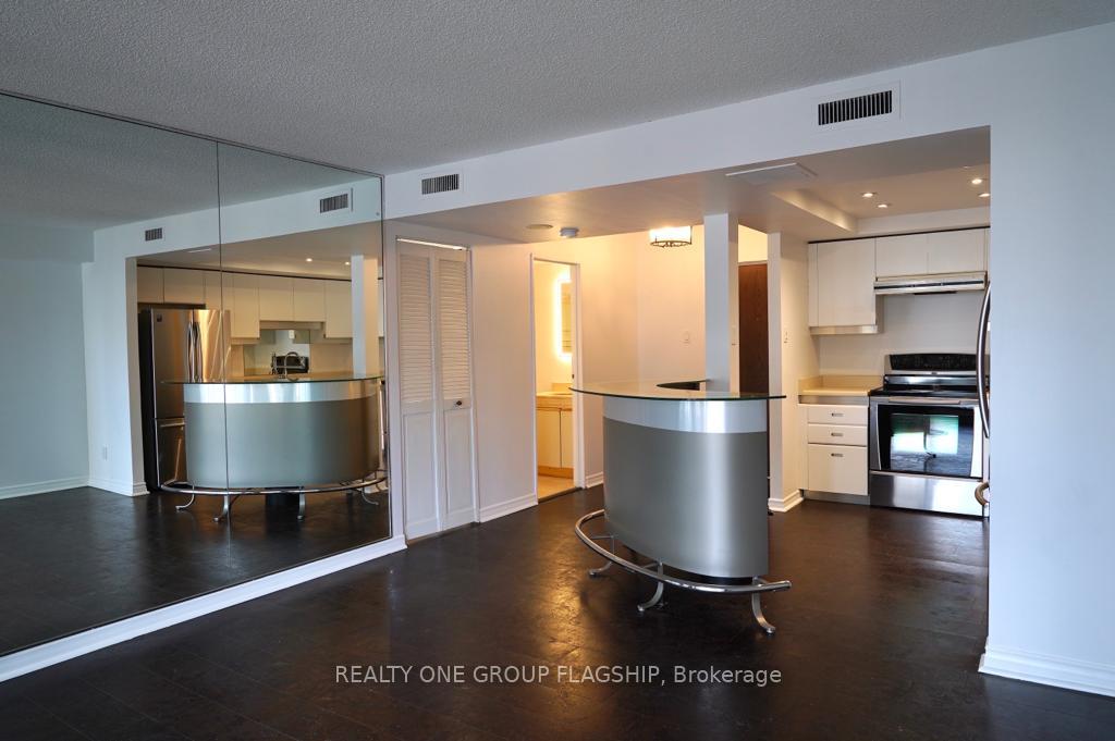 Photo 15 of Unit 2007, 65 harbour Square S, Toronto, Waterfront Communities — HOMEH