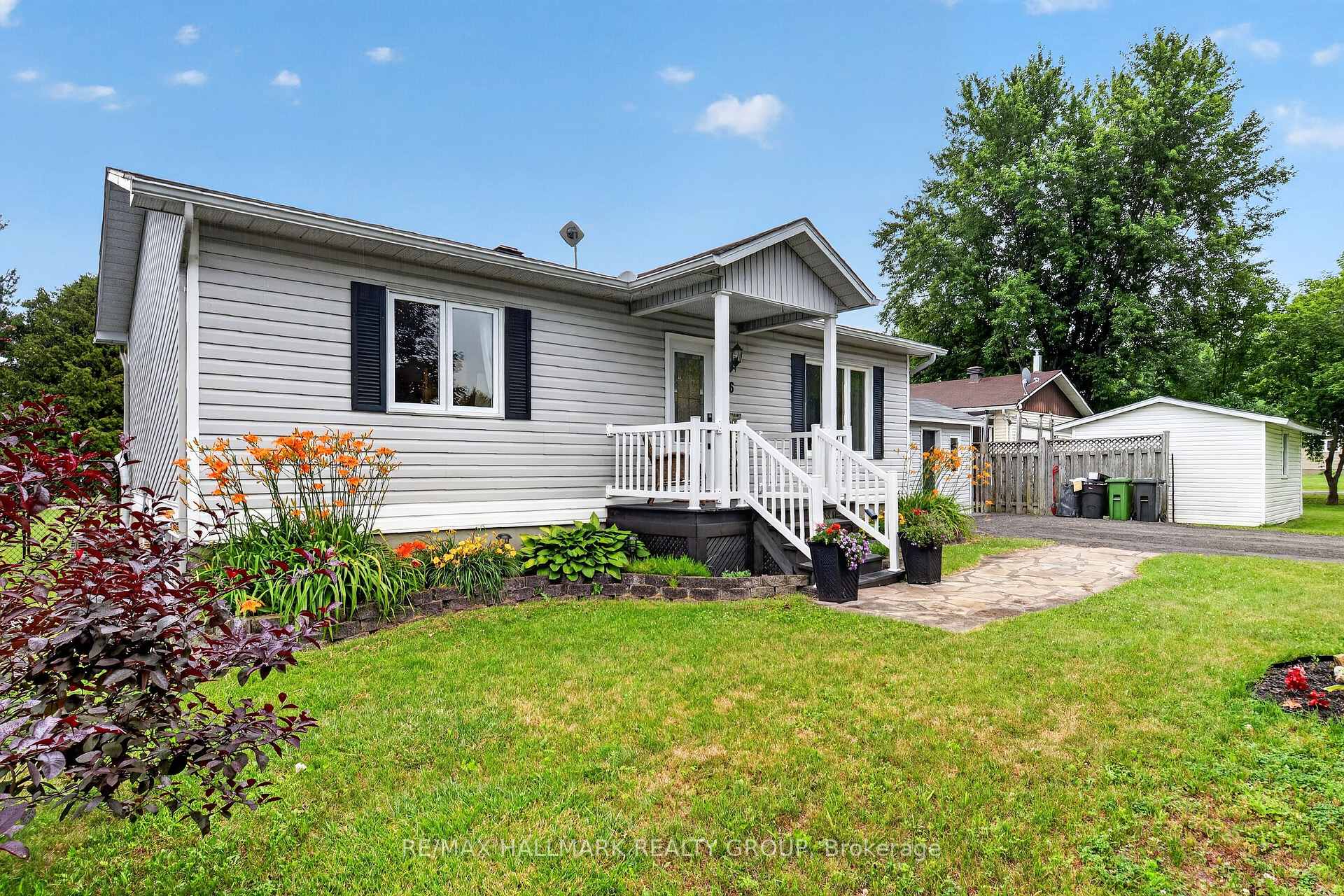 Photo 3 of Unit 26, 26 Monarch Crescent, Russell, Russell Twp — HOMEH