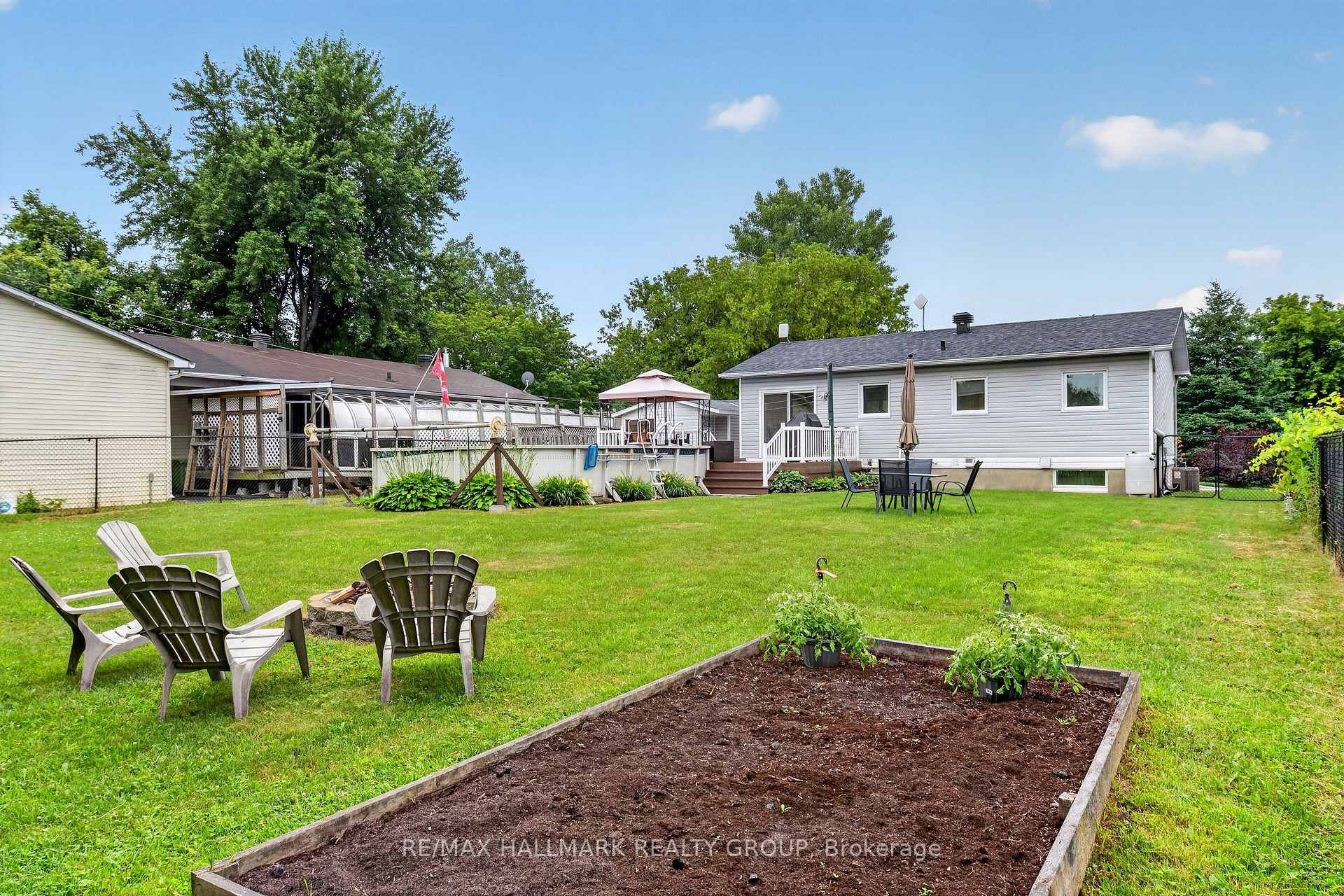 Photo 4 of Unit 26, 26 Monarch Crescent, Russell, Russell Twp — HOMEH
