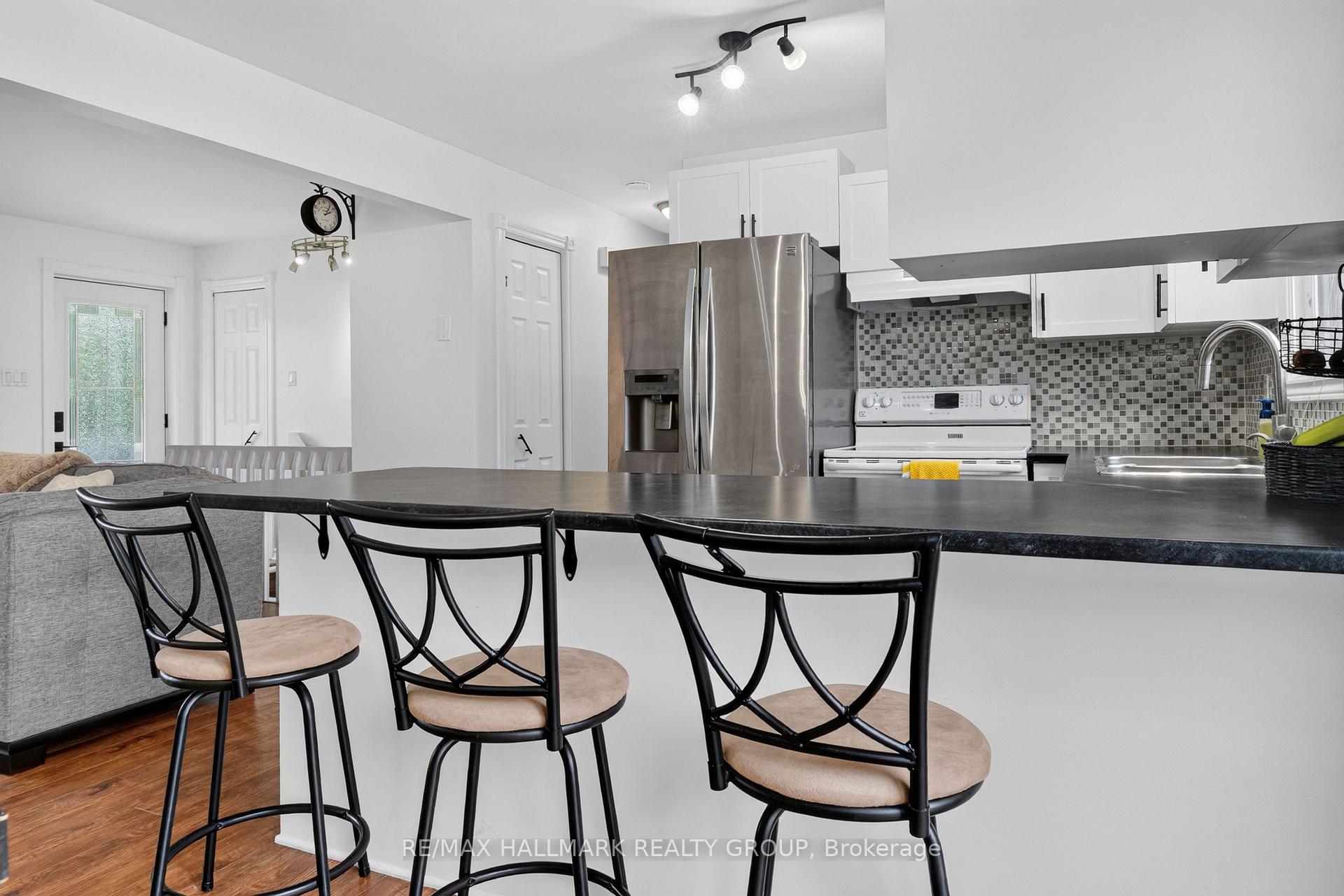Photo 12 of Unit 26, 26 Monarch Crescent, Russell, Russell Twp — HOMEH