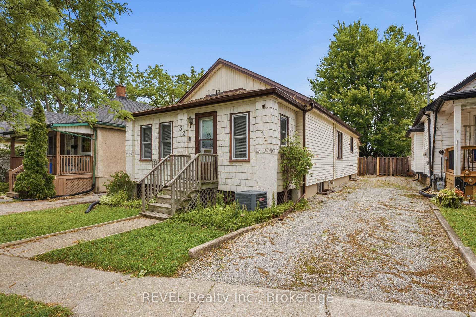 Photo 2 of 32 St Peter Street, St. Catharines, Burleigh Hill — HOMEH