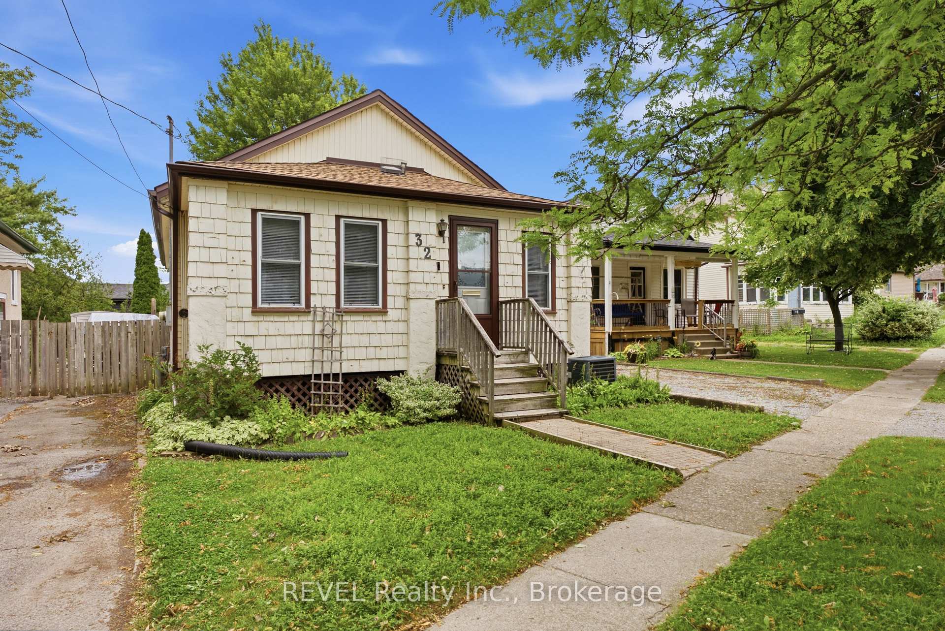 Photo 3 of 32 St Peter Street, St. Catharines, Burleigh Hill — HOMEH
