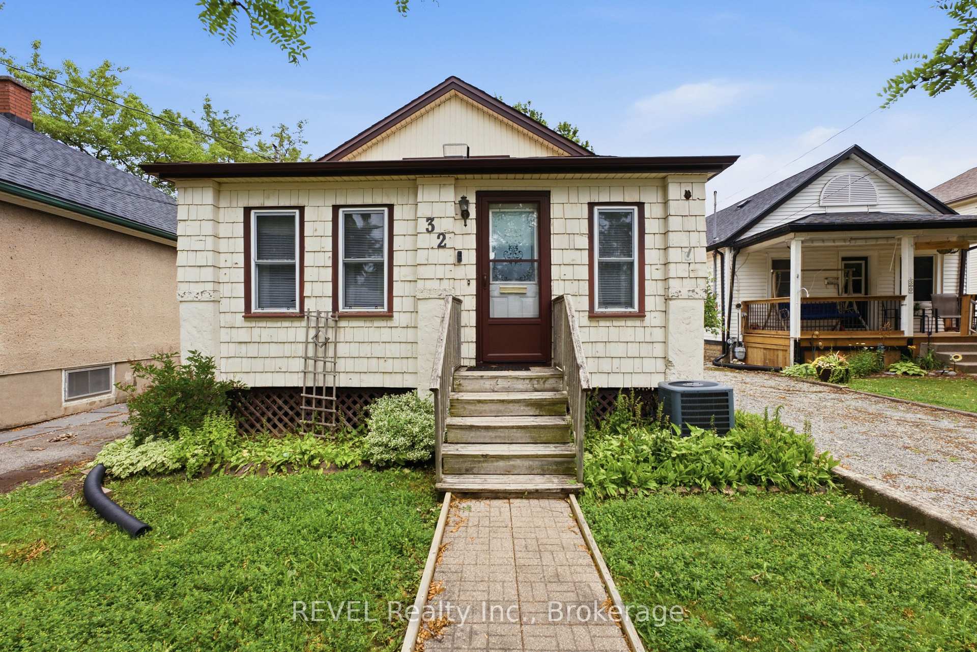 Photo 4 of 32 St Peter Street, St. Catharines, Burleigh Hill — HOMEH