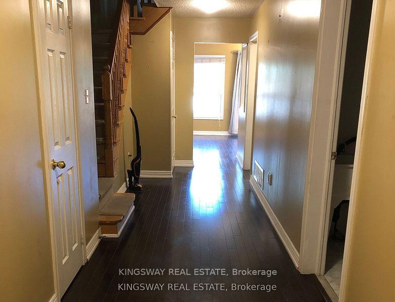 Photo 5 of 722 Four Winds Way, Mississauga, Hurontario — HOMEH