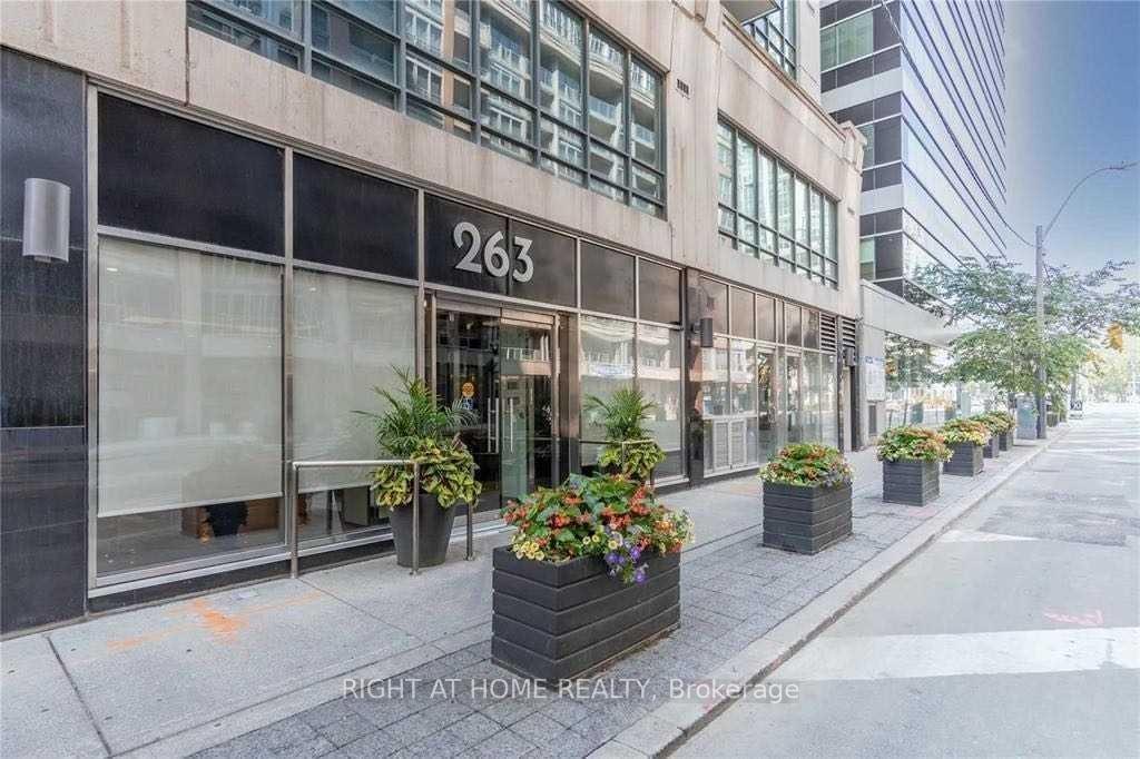 Front of Unit 705, 263 Wellington Street W