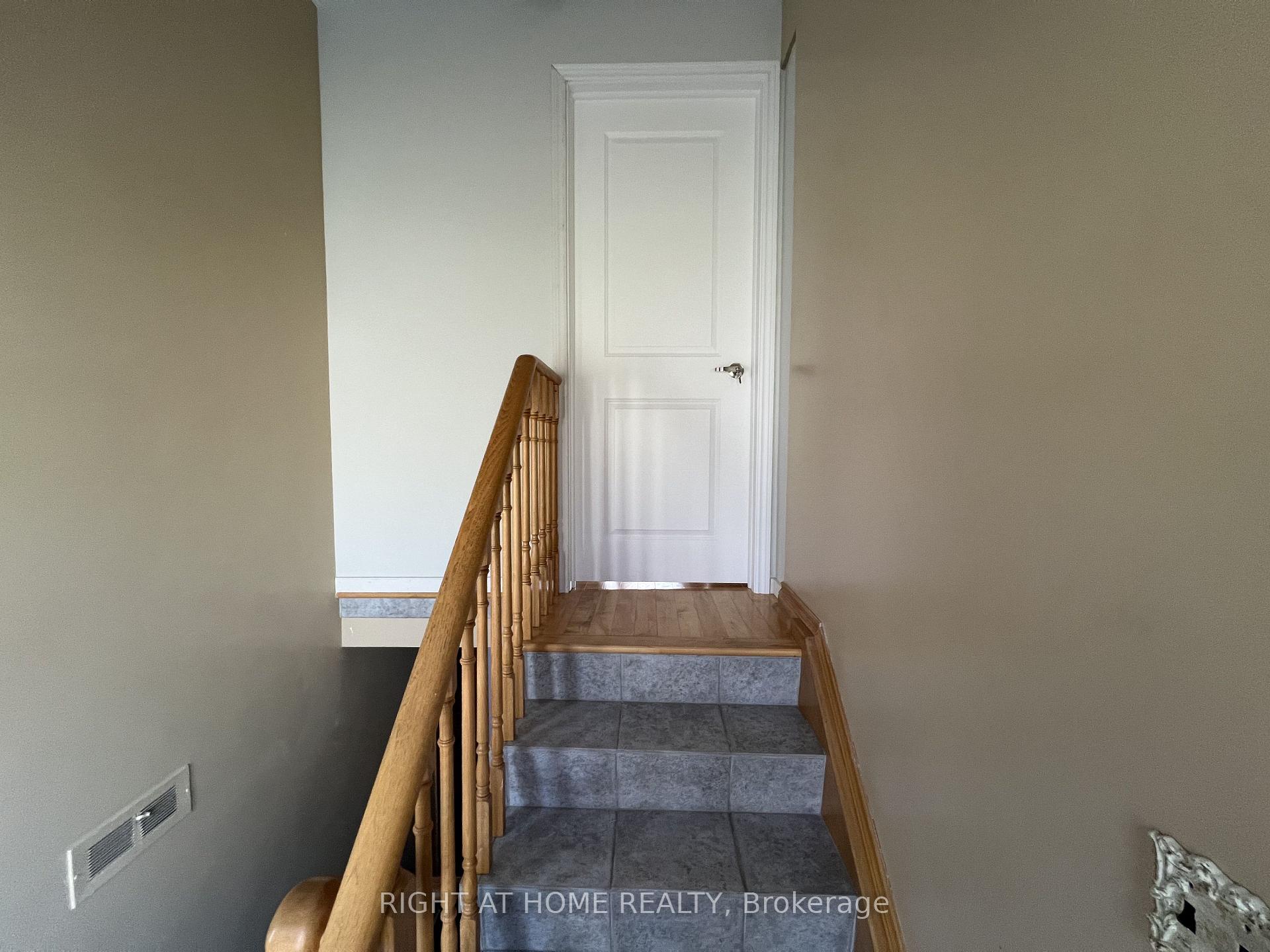 Photo 2 of Unit Main Floor, 9 Dewlane Drive, North York, Newtonbrook West — HOMEH