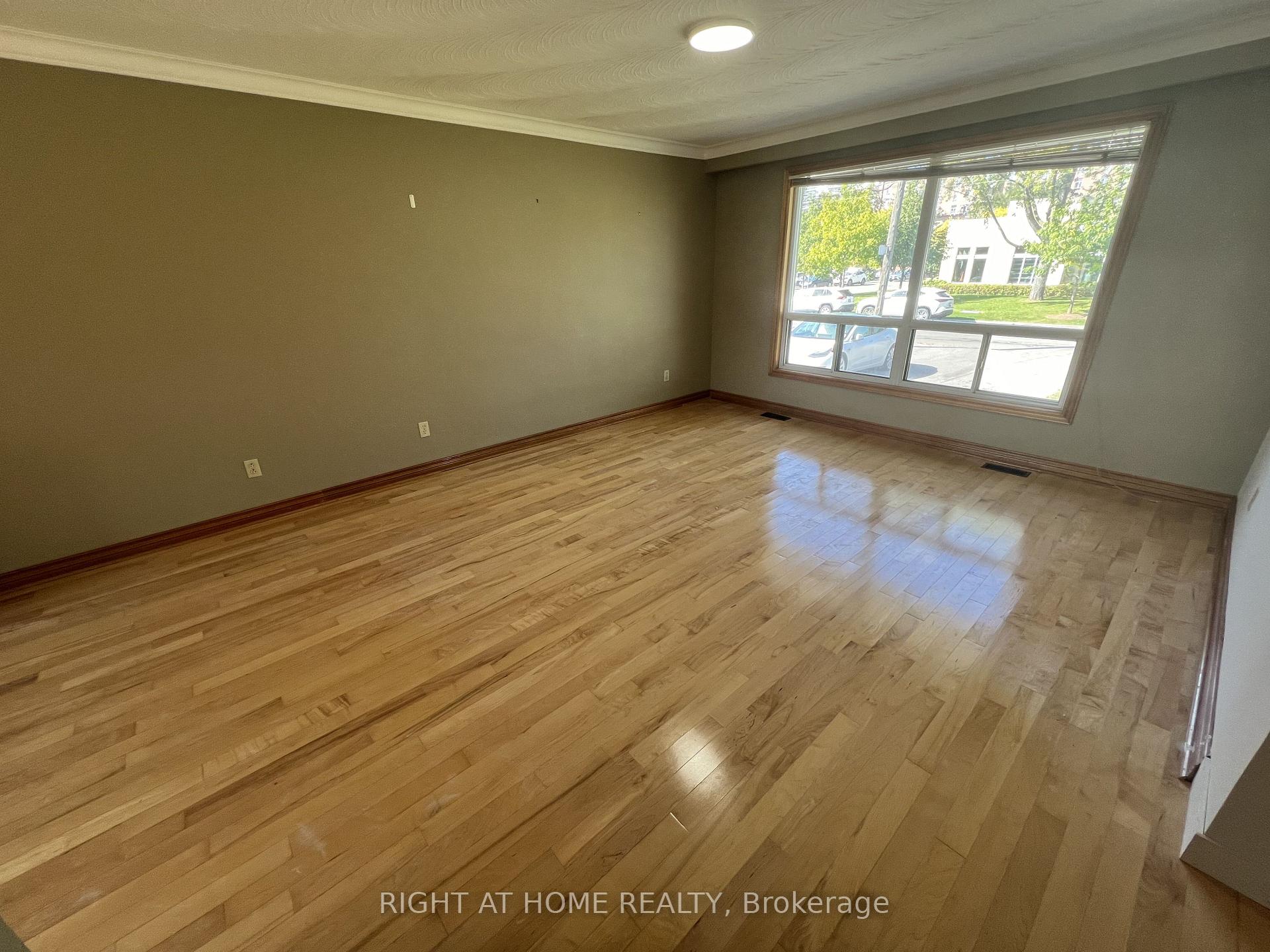 Photo 3 of Unit Main Floor, 9 Dewlane Drive, North York, Newtonbrook West — HOMEH