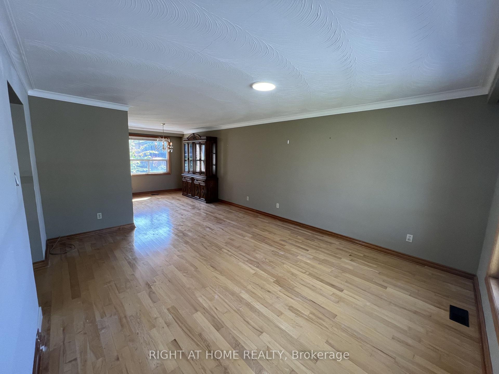 Photo 4 of Unit Main Floor, 9 Dewlane Drive, North York, Newtonbrook West — HOMEH