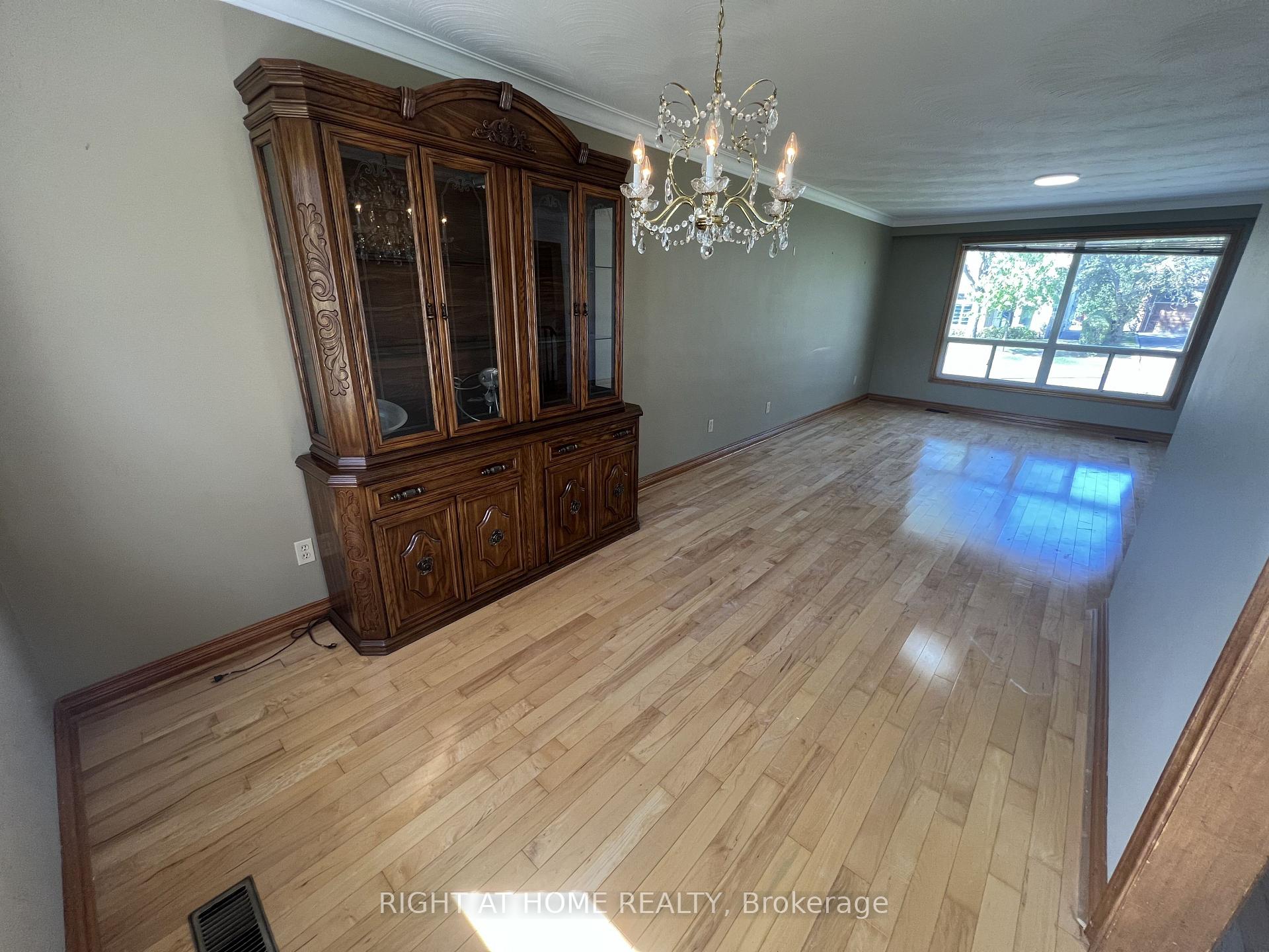 Photo 5 of Unit Main Floor, 9 Dewlane Drive, North York, Newtonbrook West — HOMEH