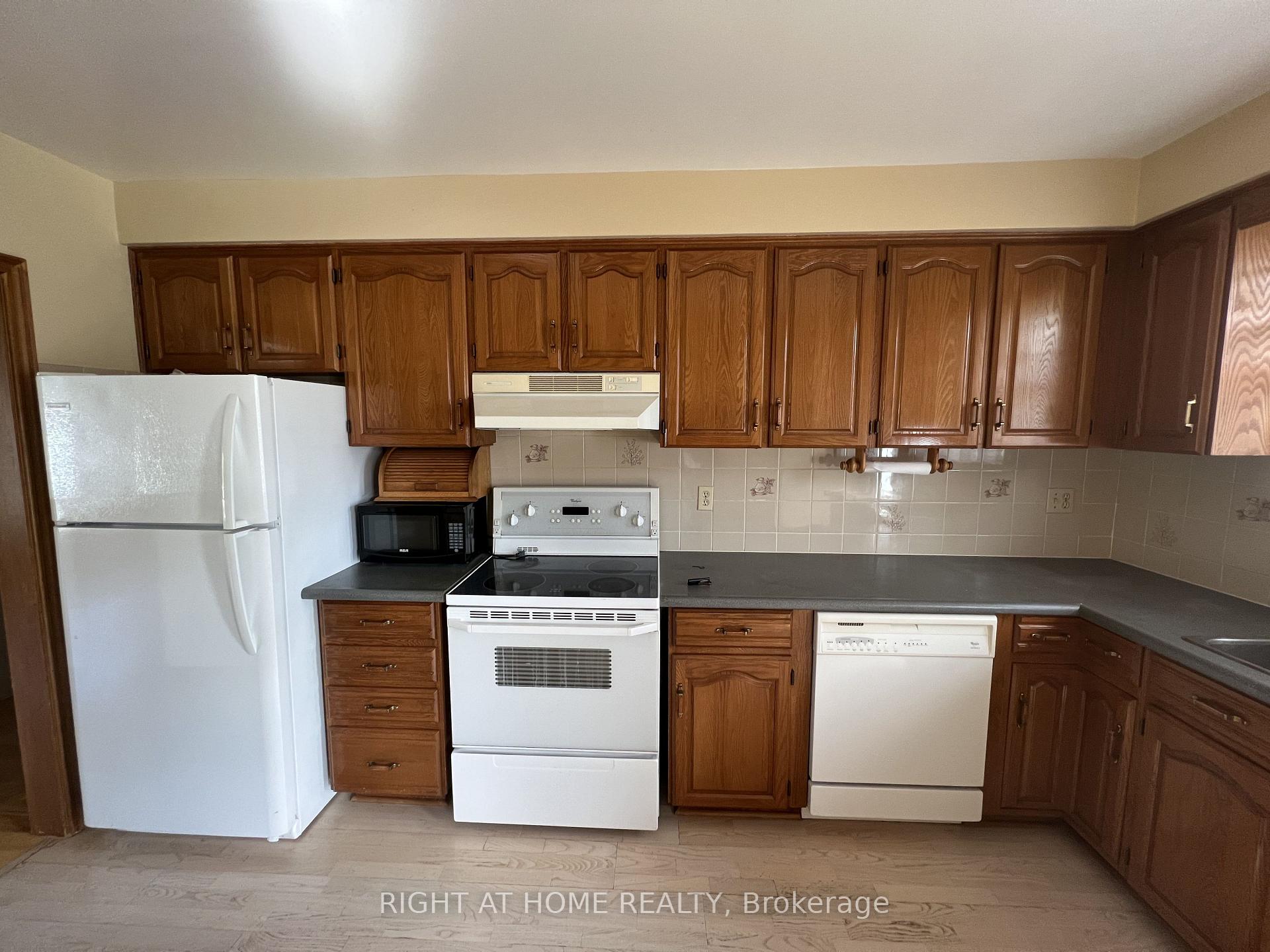 Photo 6 of Unit Main Floor, 9 Dewlane Drive, North York, Newtonbrook West — HOMEH