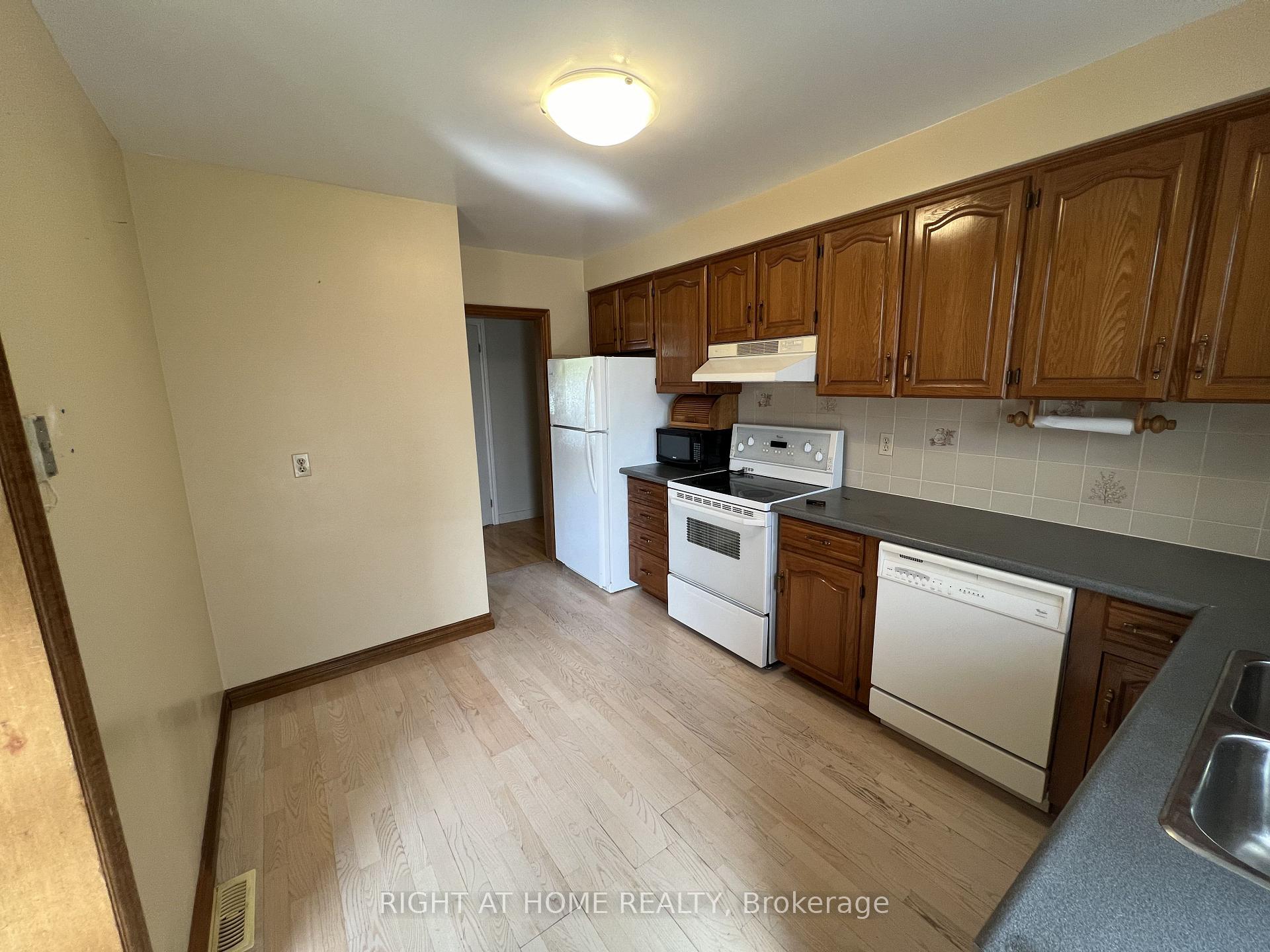 Photo 7 of Unit Main Floor, 9 Dewlane Drive, North York, Newtonbrook West — HOMEH
