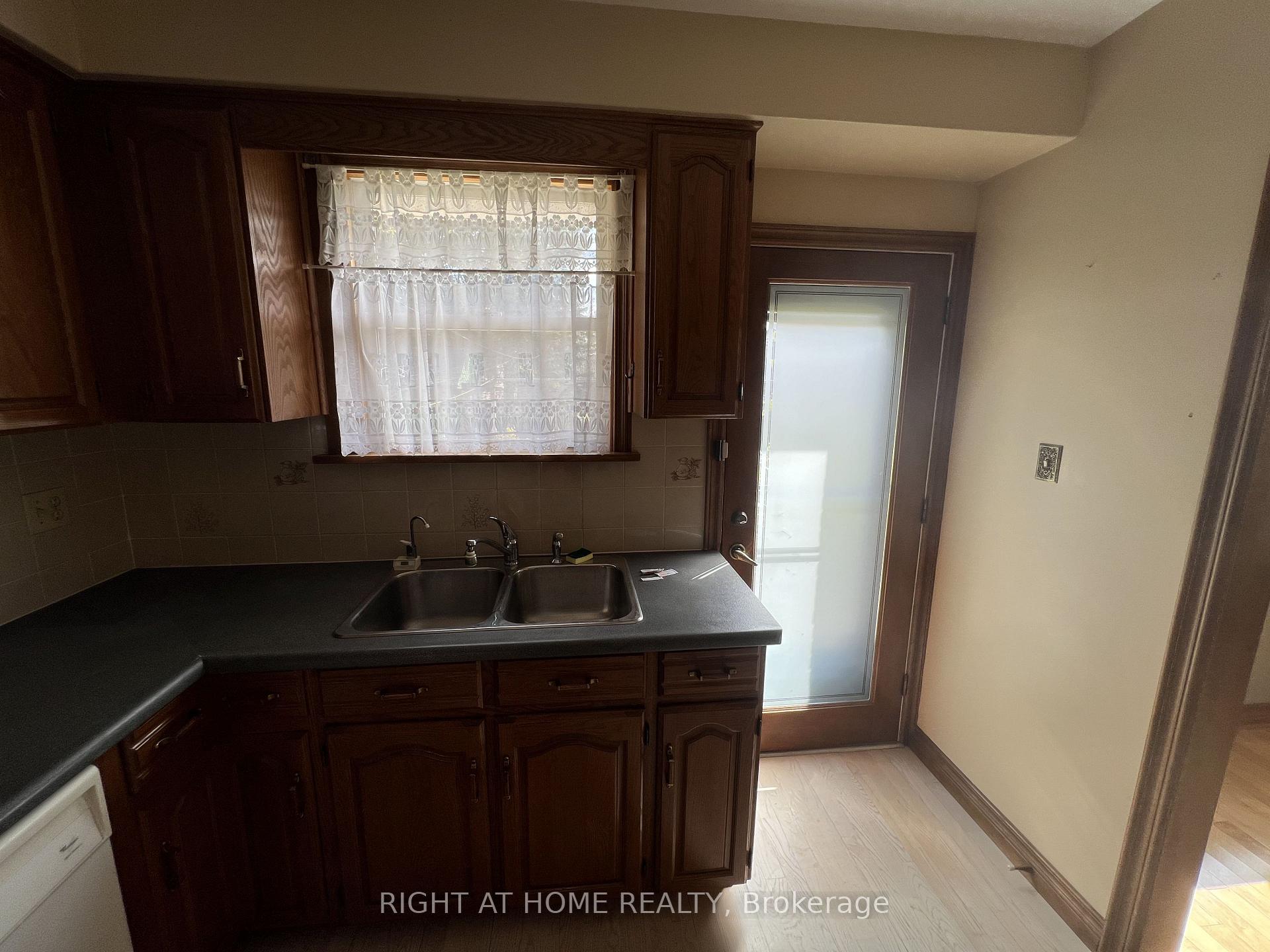 Photo 8 of Unit Main Floor, 9 Dewlane Drive, North York, Newtonbrook West — HOMEH