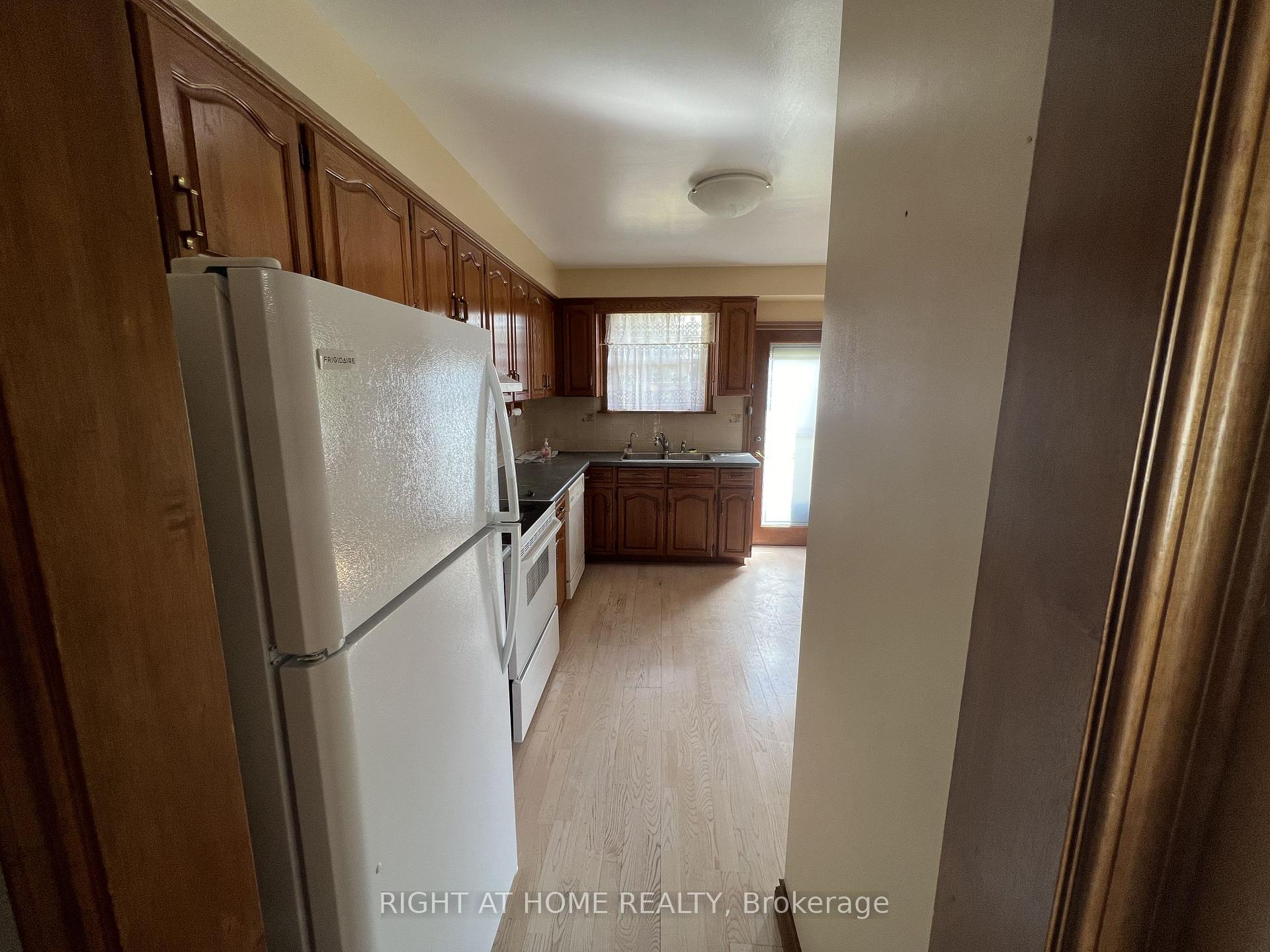 Photo 9 of Unit Main Floor, 9 Dewlane Drive, North York, Newtonbrook West — HOMEH