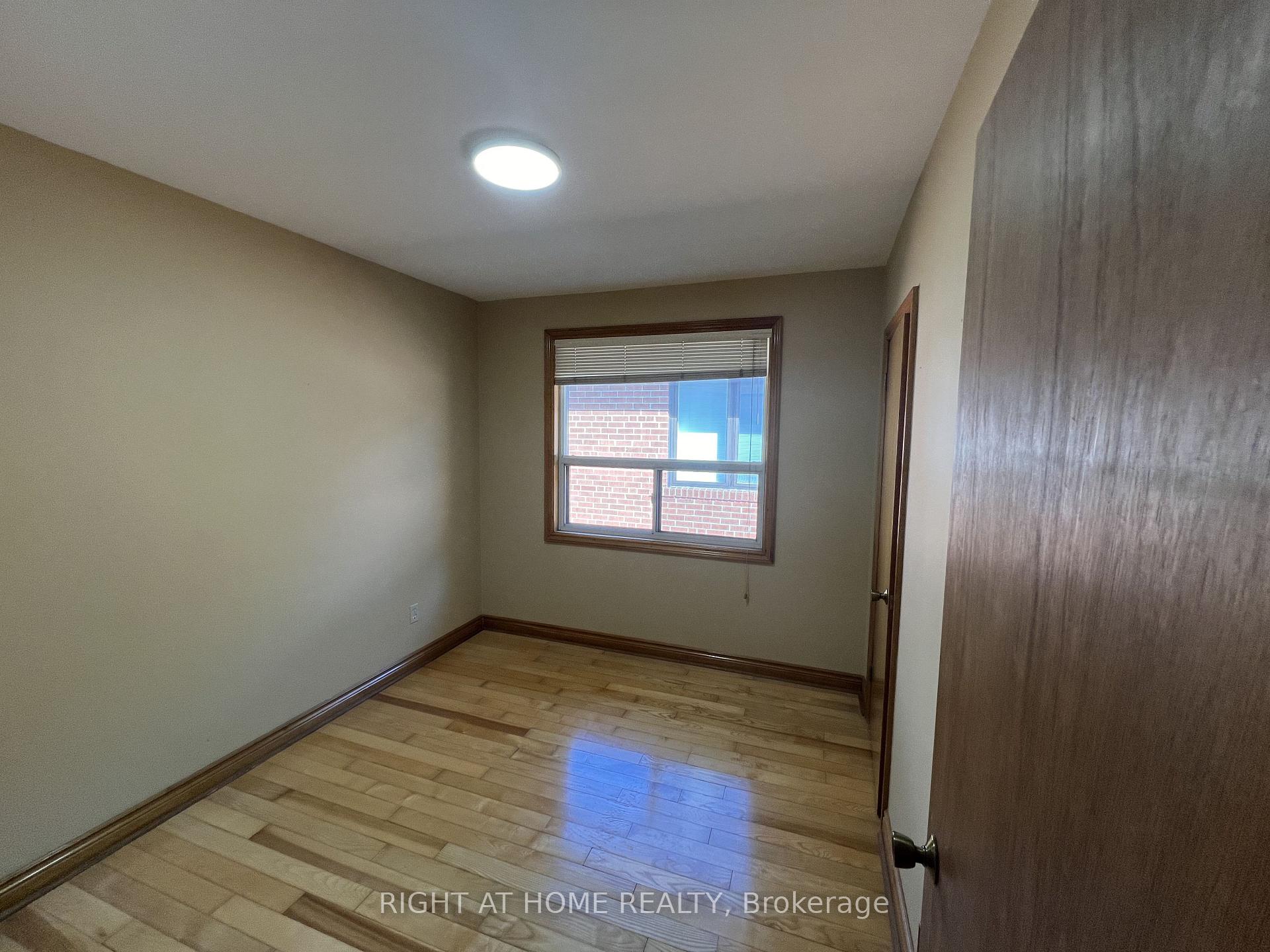 Photo 12 of Unit Main Floor, 9 Dewlane Drive, North York, Newtonbrook West — HOMEH