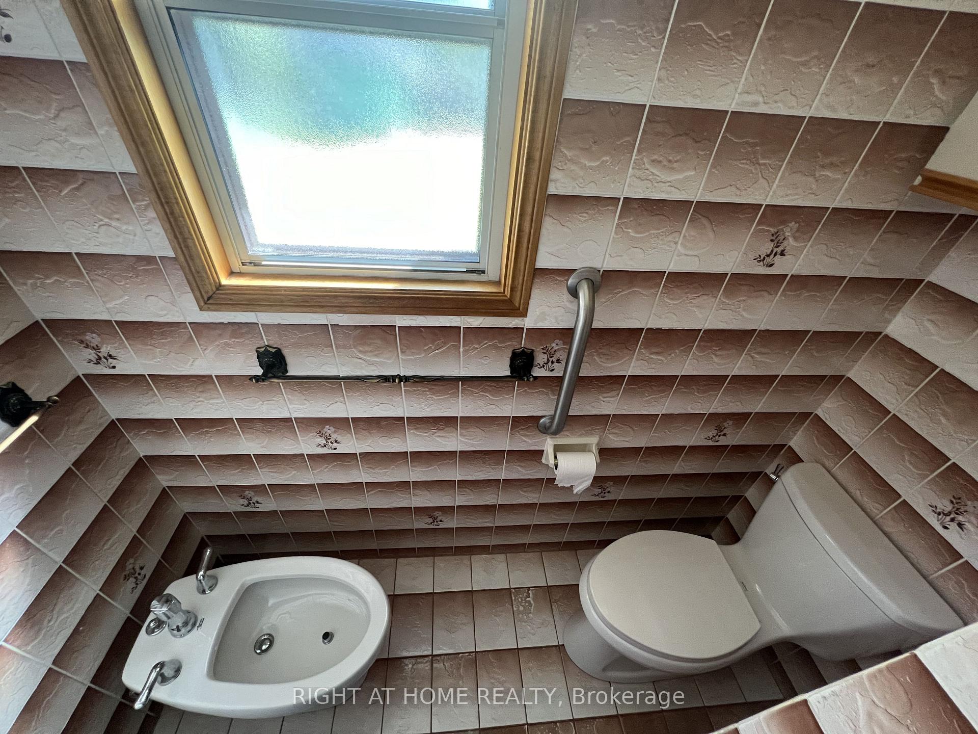 Photo 16 of Unit Main Floor, 9 Dewlane Drive, North York, Newtonbrook West — HOMEH