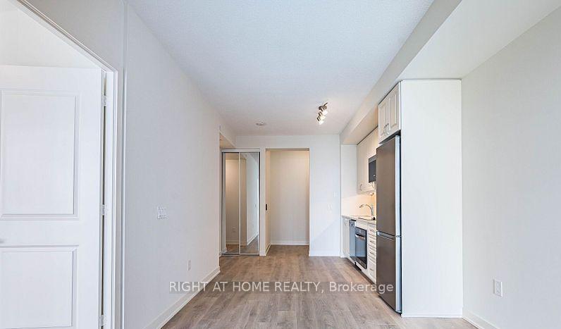 Photo 4 of 38 Annie Craig Drive, Etobicoke, Mimico — HOMEH