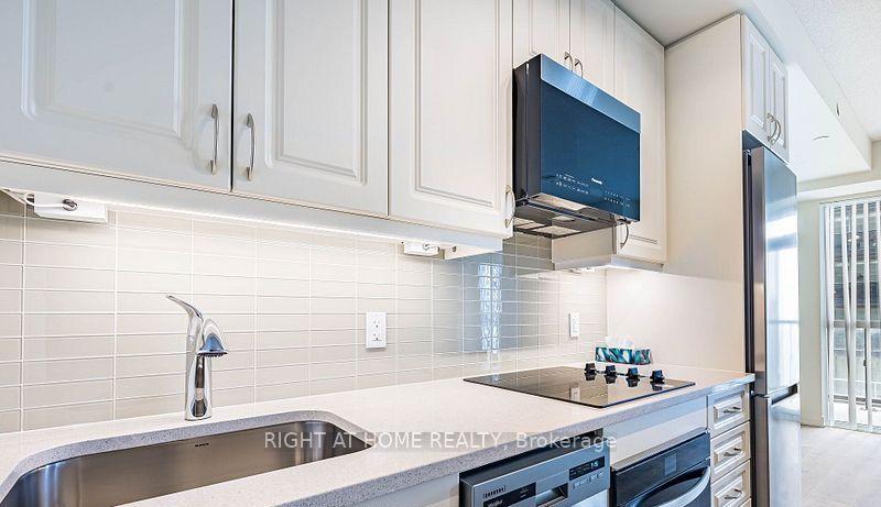 Photo 6 of 38 Annie Craig Drive, Etobicoke, Mimico — HOMEH
