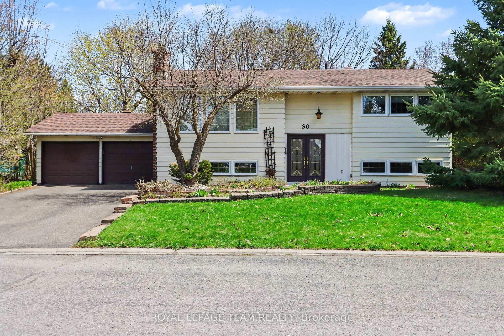 Photo 2 of 30 Juniper Court, Ottawa, Borden Farm/Stewart Farm/Carleton Heights/Parkwood Hills — HOMEH