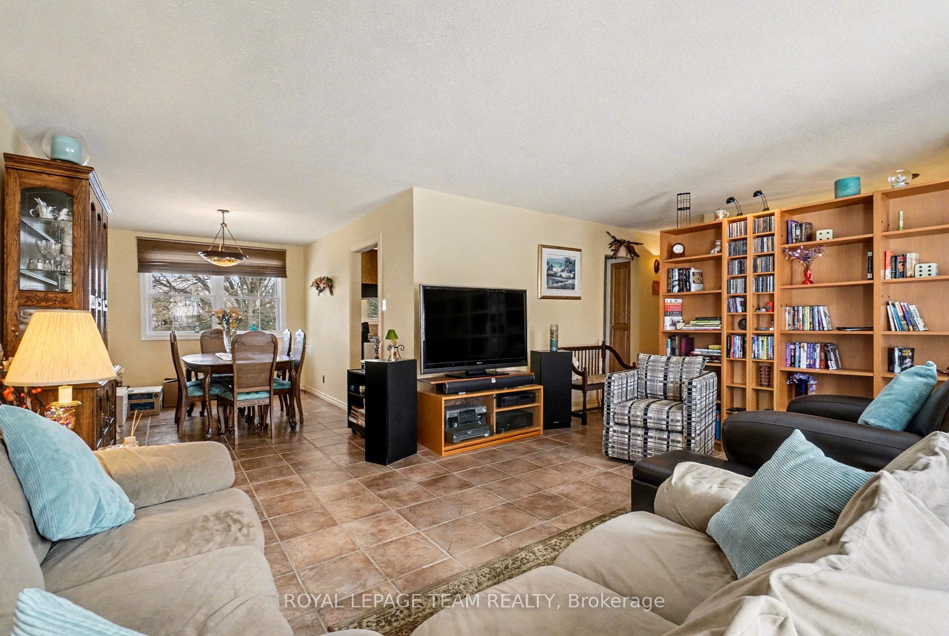 Photo 3 of 30 Juniper Court, Ottawa, Borden Farm/Stewart Farm/Carleton Heights/Parkwood Hills — HOMEH