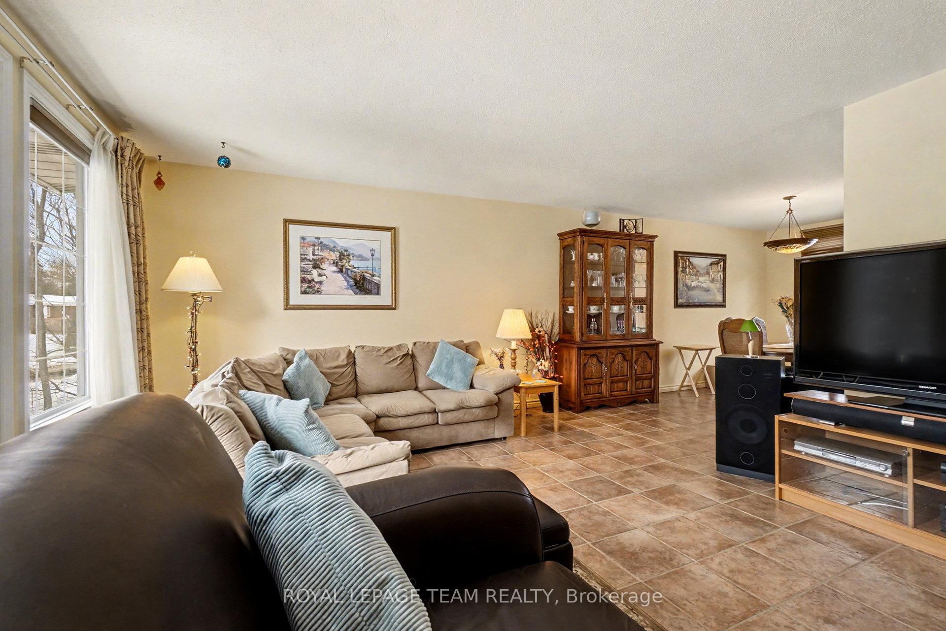 Photo 4 of 30 Juniper Court, Ottawa, Borden Farm/Stewart Farm/Carleton Heights/Parkwood Hills — HOMEH