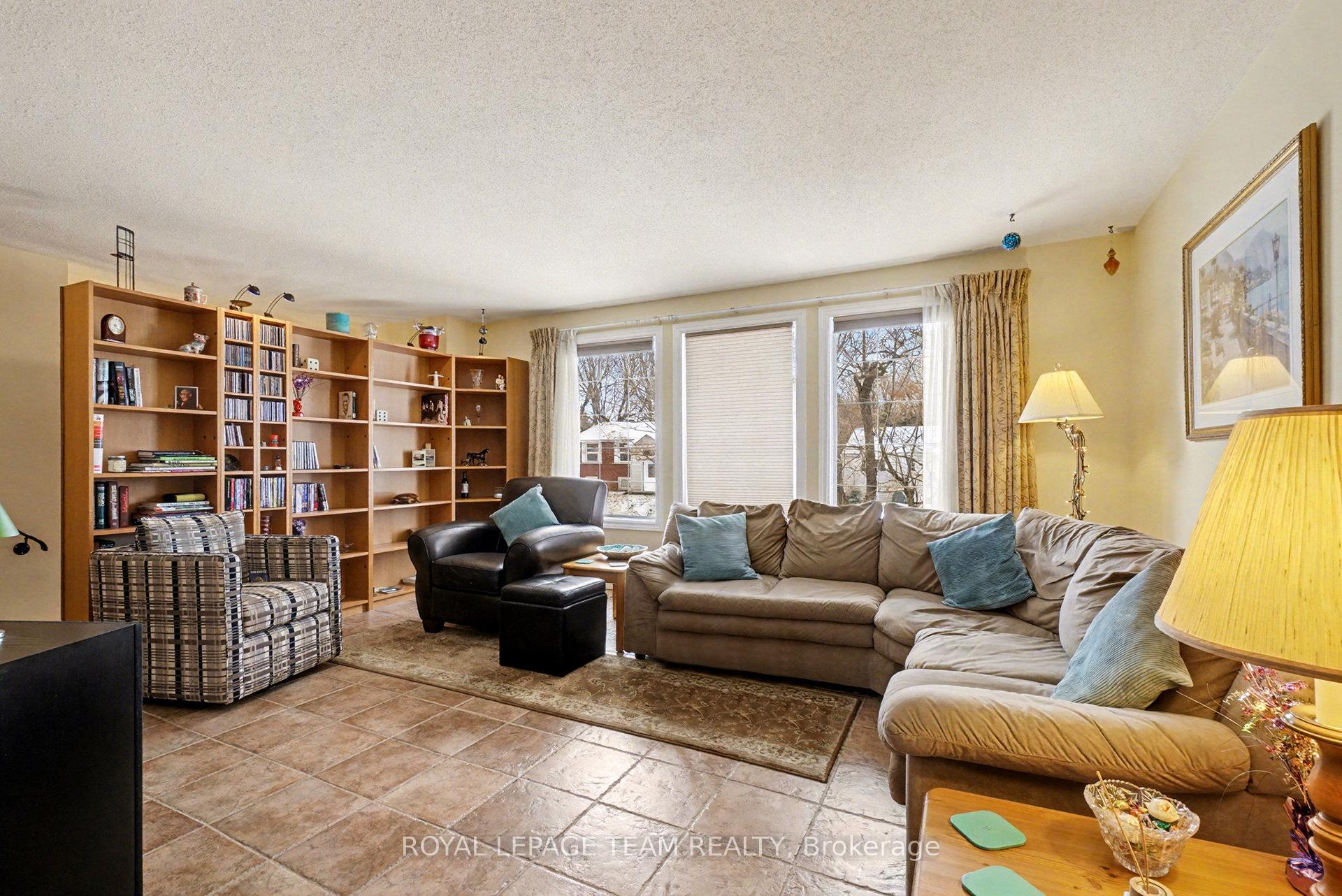 Photo 5 of 30 Juniper Court, Ottawa, Borden Farm/Stewart Farm/Carleton Heights/Parkwood Hills — HOMEH