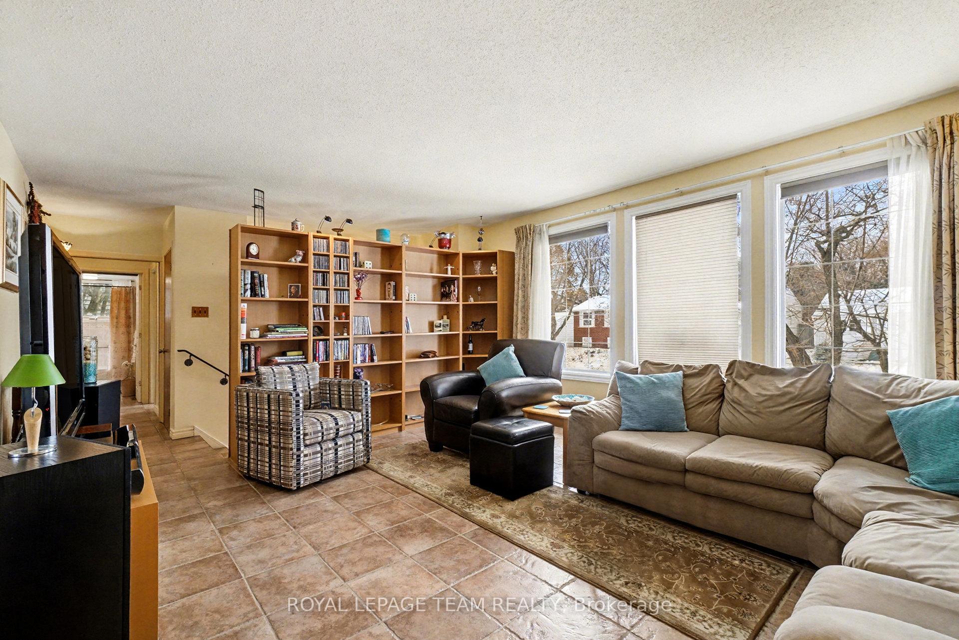 Photo 6 of 30 Juniper Court, Ottawa, Borden Farm/Stewart Farm/Carleton Heights/Parkwood Hills — HOMEH